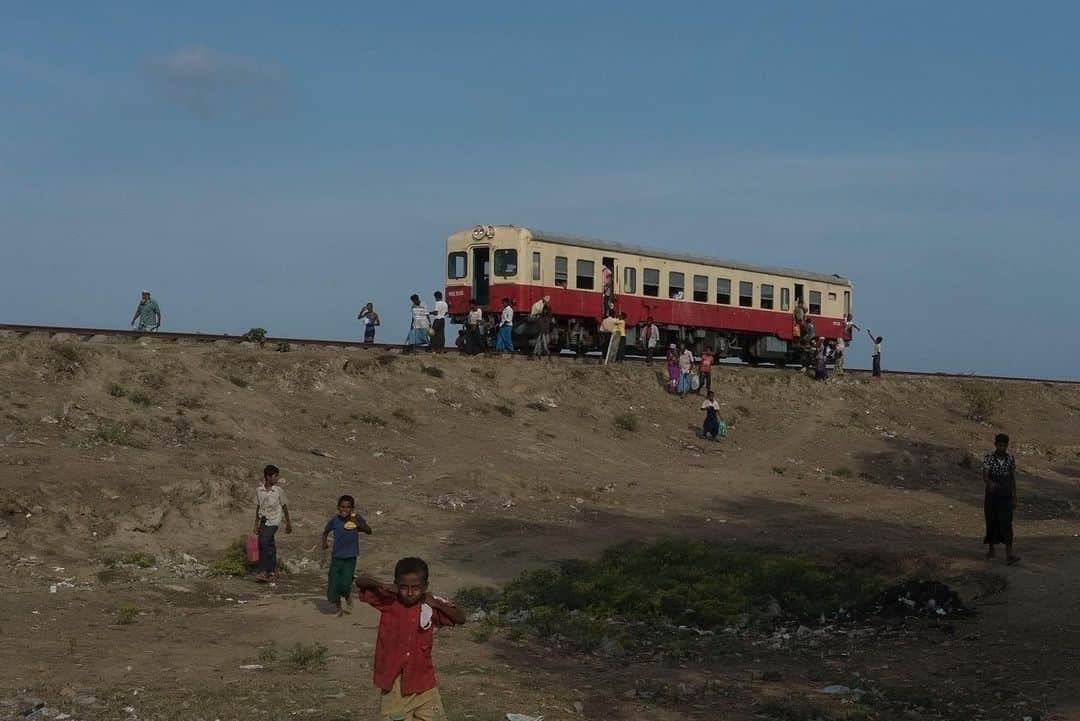 thephotosocietyさんのインスタグラム写真 - (thephotosocietyInstagram)「Photo by Chien-Chi Chang @chien_chi_chang A few times a day, the train with one carriage travels through the Internally Displaced People (IDP) area in Sittwe, Myanmar. Inside the train, the racial segregation is evident; the Rohingya can only sit in the middle area of the train while Buddhists and armed security staff stay in compartments on both ends. Additionally, Rohingya can only travel within the fenced off area. Human Rights Watch has likened the separation to apartheid. The Rohingya inside IDP have given up hope that their internment in the camp will end soon. #MagnumFoundation #cccontheroad」5月22日 3時16分 - thephotosociety