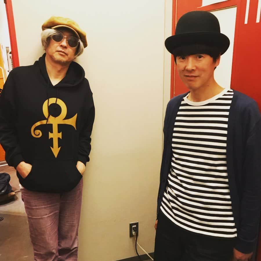 カジヒデキさんのインスタグラム写真 - (カジヒデキInstagram)「本日は大雨と強風の中、いよいよ明後日5/23からスタートする『ゴスロマンス』リリースパーティーのリハーサルへ。大雨の所為で、最寄り駅付近に全くタクシーの空車がなく、ベースとアコギを担ぎ20分程歩いてスタジオに到着。ずぶ濡れ。かせき君から頂いたSUSHI Tに着替えました。左手に持っているのは、出来立てのポスターZINE！広げるとA1。片面はピンナップ笑✨内容は明日か明後日お知らせします！ 堀江くんとのDERBY！新曲のリハ、非常に楽しい！明日も頑張ります。鎌倉ディモンシュさんでのライブ、前売り予約まだ受け付けていると思いますので、是非！ #ゴスロマンス #gothromance #derby #堀江博久 #カジヒデキ #d&b #dotsandborders #cafevivementdimanche #ディモンシュ」5月21日 21時46分 - hideki_kaji