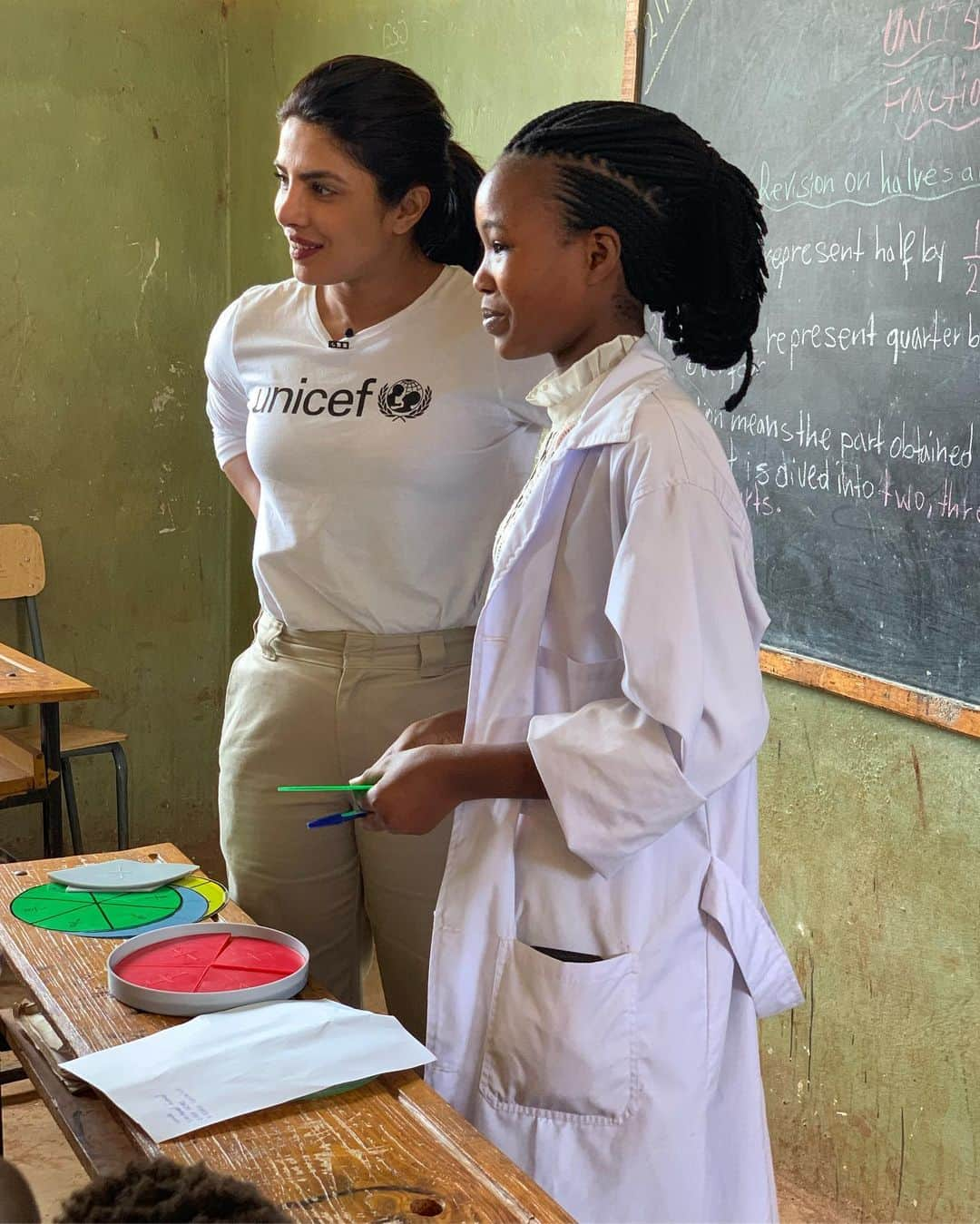 プリヤンカー・チョープラーさんのインスタグラム写真 - (プリヤンカー・チョープラーInstagram)「At the Bambasi Refugee Camp Primary School there is a shortage of trained teachers, with one teacher for every 89 students. This second grade class is taught by Hubahiro, she is a refugee child who is an 8th grade student at the school...she teaches grades 1-4 in the morning, and in the afternoon attends school to continue her education. Like her mother, who is also a refugee and teacher at the school, she earns a small stipend. When I first met the kids they were extremely introverted and timid. It took a lot of tickles and cuddles to get them to interact with me. Thank you Hubahiro for translating and helping the kids understand that I was a friend. @unicef @unicefethiopia #childrenuprooted」5月21日 21時47分 - priyankachopra