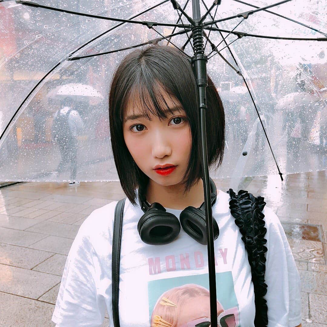 上野優華さんのインスタグラム写真 - (上野優華Instagram)「雨が凄い地域も多かったけど皆さん大丈夫だった？ 大変だけど、雨の日は嫌いではない。 雨の日に聴く音楽っていつもより染みない？ #雨 #雨の日の過ごし方 #Monday #ではない #Tシャツコーデ #ヘッドホン #ヘッドホン女子 #ショートカット #黒髪ショート #ナチュラルメイク」5月21日 21時48分 - yuukaueno0205