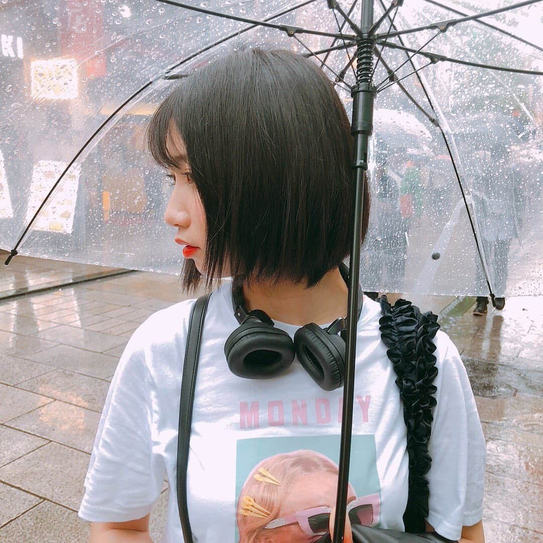 上野優華さんのインスタグラム写真 - (上野優華Instagram)「雨が凄い地域も多かったけど皆さん大丈夫だった？ 大変だけど、雨の日は嫌いではない。 雨の日に聴く音楽っていつもより染みない？ #雨 #雨の日の過ごし方 #Monday #ではない #Tシャツコーデ #ヘッドホン #ヘッドホン女子 #ショートカット #黒髪ショート #ナチュラルメイク」5月21日 21時48分 - yuukaueno0205