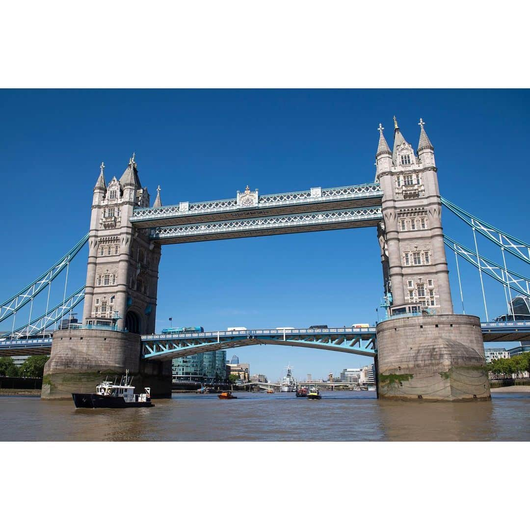 ウィリアム（ケンブリッジ公）さんのインスタグラム写真 - (ウィリアム（ケンブリッジ公）Instagram)「The River Thames has defined London throughout its history. It is a place of work for many, and of great enjoyment for others.  But we must not forget about the dangers the river poses.  I was struck to learn that around 700 incidents take place along the Thames annually where people’s lives are at risk, either through accidents or as the result of suicide attempts.  And each year, there are sadly more than 30 fatalities on the river.  I have just been meeting with families who have lost loved ones on the river.  Their stories are heart-breaking reminders of how important all your work is to keep the river safe.  Every life lost and every life-changing accident is one too many.  And that is why you are all gathered here today, to raise awareness of these dangers, and to work together to prevent them.  Prevention includes practical measures to save lives. Providing and maintaining life-saving equipment along the river, and reducing opportunities to enter the Thames, is very very much needed. I saw some of that today on my journey here along the river.  Prevention also includes the vital work done by so many front line staff. They help to keep the Thames safe, day in day out, in all sorts of weathers. I’m really pleased to have met some of these staff today, and to have heard about their dedication to prevent loss of life on the river.  And of course prevention involves all Londoners. Everyday people, going about their commute or on their journey to the pub, have a hugely important role to play. Don’t be afraid to stop and intervene if you see someone who might be considering taking their own life.  I am really pleased to be here today to help you launch #SaferThames, a hugely important piece of work to keep people safe and prevent drowning on the River Thames.  The Drowning Prevention Strategy has been designed by the Port of London Authority, The Metropolitan Police, London Fire Brigade, RNLI, London Ambulance Service and the Maritime & Coastguard Agency.  These agencies all work along the Thames, from Teddington to the North Sea, and have united to create the campaign to help tackle the problem. Visit pla.co.uk to find out more. 📷PA/Kensington Palace」5月21日 21時48分 - princeandprincessofwales