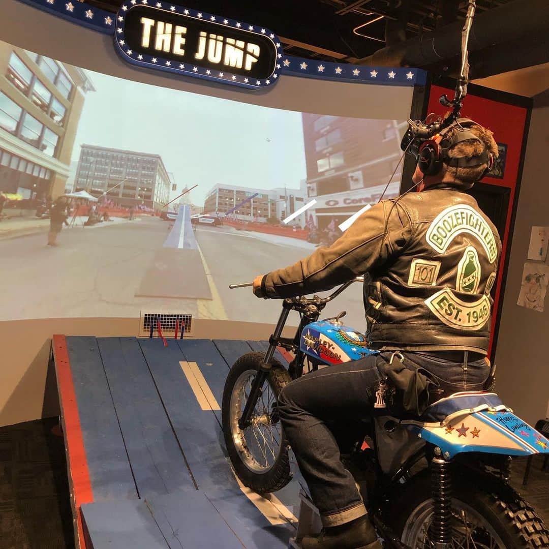 ロバート・パトリックさんのインスタグラム写真 - (ロバート・パトリックInstagram)「What an experience! Virtual Reality Motorcycle Jump simulator! So much fun! @officialevelknievel #bfmc #owof #evelknievel #harleydavidson #stunts #ride #jump」5月21日 21時53分 - ripfighter