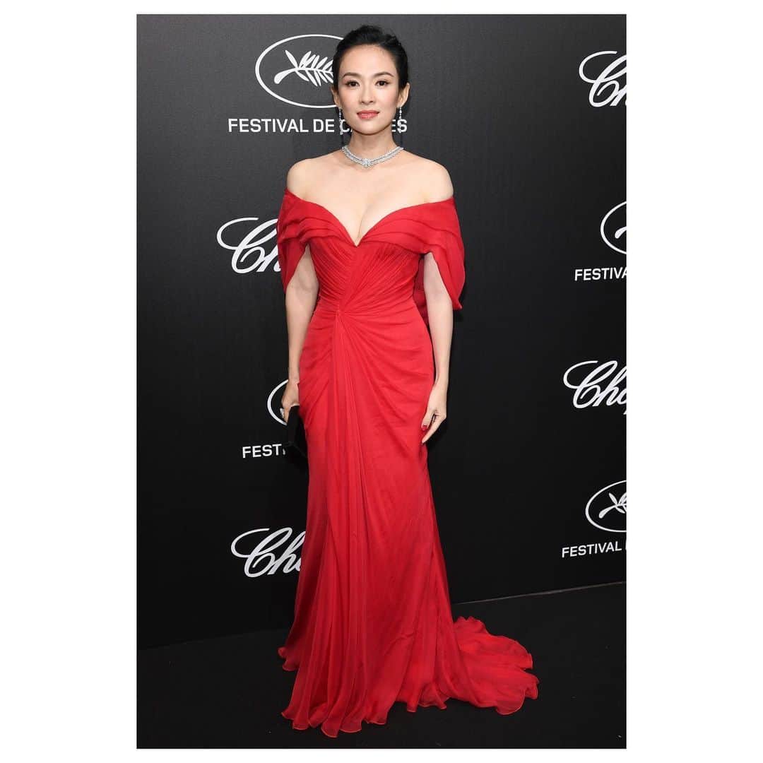 ジャンニヴェルサーチさんのインスタグラム写真 - (ジャンニヴェルサーチInstagram)「Zhang Ziyi at the 72nd Cannes Film Festival in a red #AtelierVersace draped silk chiffon gown with a soft cape. #VersaceCelebrities #Cannes2019」5月21日 22時04分 - versace