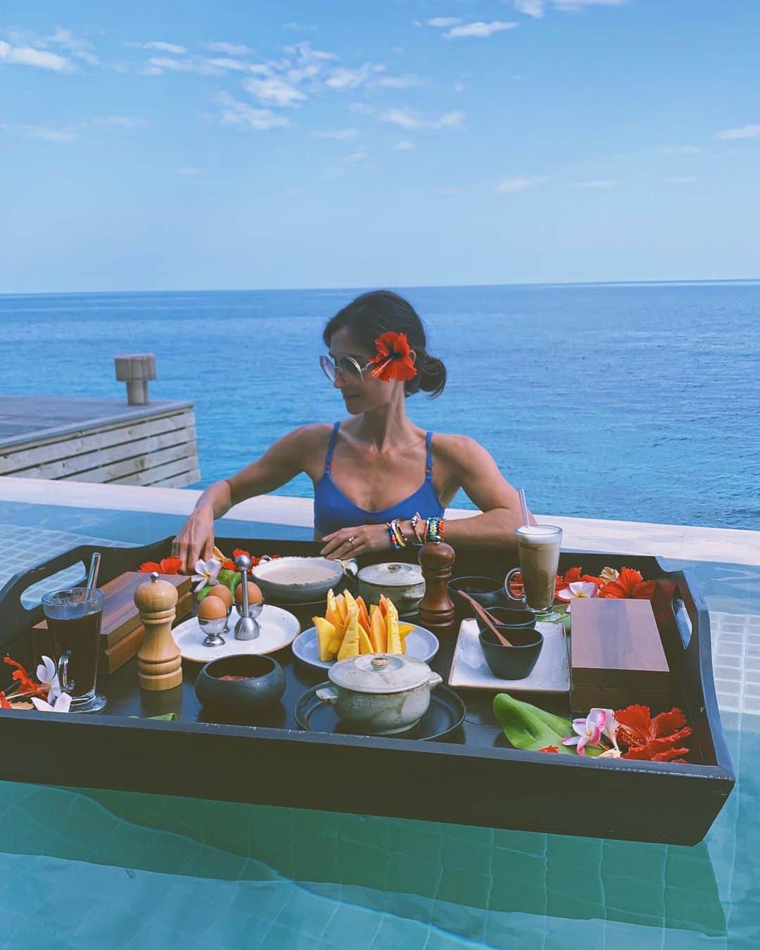 ダニジョーのインスタグラム：「Breakfast is served🍍🌸 @danielleasnyder honeymooning in the Maldives • tap to shop her #armparty」