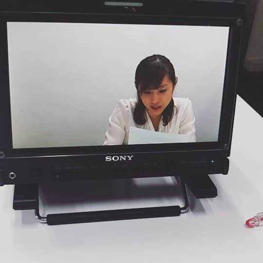 宮崎文子のインスタグラム：「昨日はセミナーのプレゼンターの収録でした！  結構歯応えのある内容で初見では結構しんどかった感じですが無事終了💕  コツコツと積み重ね。また頑張ります🎵  #フリーアナウンサー #アナウンサー #ナレーション #撮影 #照明大事 #プレゼンター」