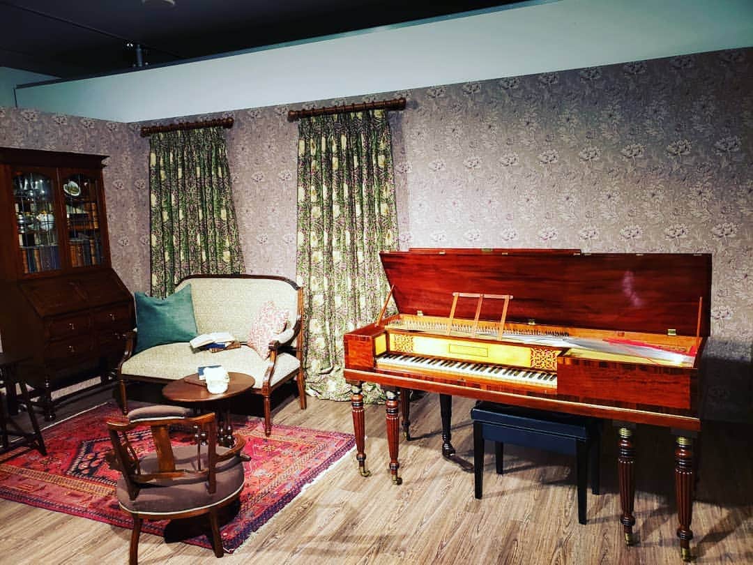 梅田陽子さんのインスタグラム写真 - (梅田陽子Instagram)「ウィリアムモリスさんの壁紙展観てきました。このようなお家🏡に住みたい。素敵なスクエアピアノも。来週も私がご指導いただいてる先生が演奏されます。モリスと素敵な音色合う～🎵🎵🎶🎶... #ウィリアムモリス#williammorris#イギリス#横浜#横浜そごう#ウィリアムモリス壁紙 #ウィリアムモリスと英国の壁紙展#自然をモチーフ#図柄 #インテリア#interior#interiordesign #スクエアピアノ#古楽器 #古楽」5月21日 21時59分 - yokoumeda