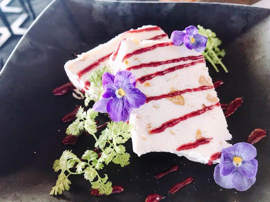 のインスタグラム：「当店のデザート、「スフレグラッセ」です☺️ メレンゲとホイップクリームを冷凍した冷たくて甘い、女性に人気のデザートです！ 食後にぜひいかがですか？  #大阪#梅田#阪急グランドビル#夜景#景色#シーフード#トラットリア#Sdining#洋食#海鮮#ワイン#絶景#カップル#デザート#スフレグラッセ#甘い#美味しい」