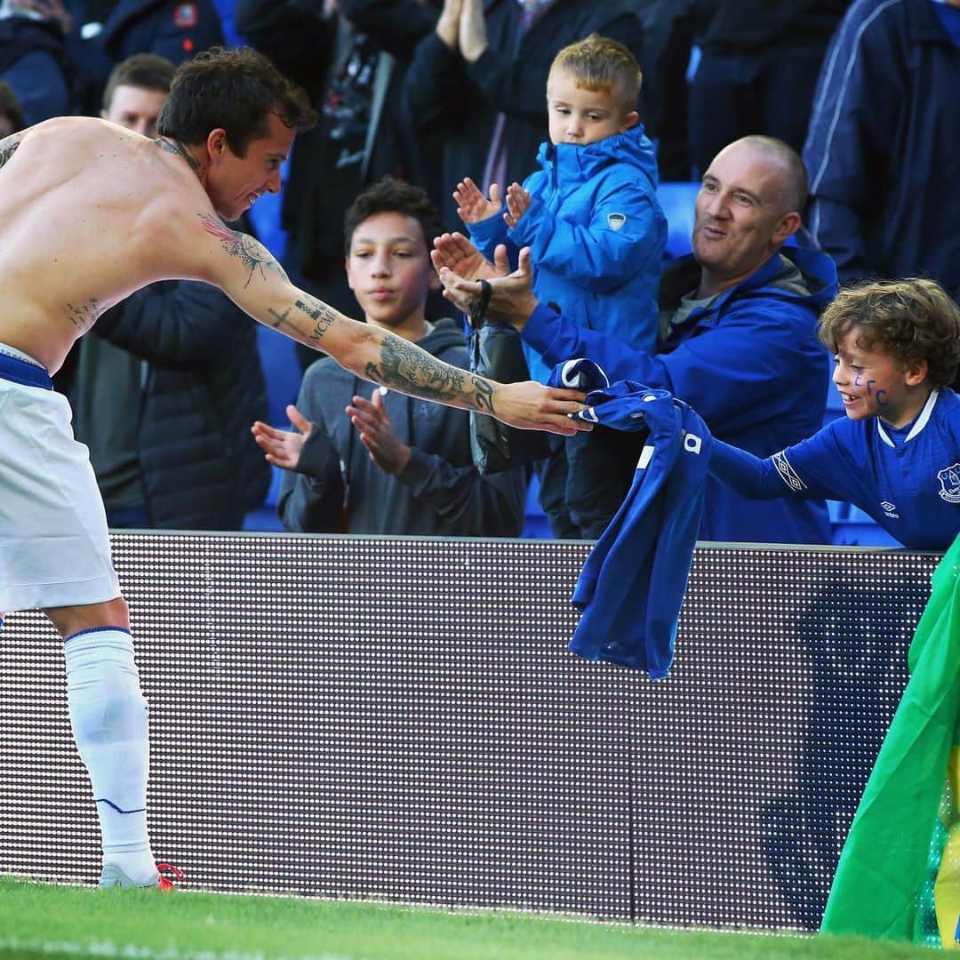 エヴァートンFCさんのインスタグラム写真 - (エヴァートンFCInstagram)「@bernard: Always magic, always smiling. 💫😁 • • • #bernard #bernardduarte #everton #efc #coyb #blues #toffees #nsno #goodisonpark #premierleague #pl #brazil #brasil #cbf」5月21日 21時59分 - everton