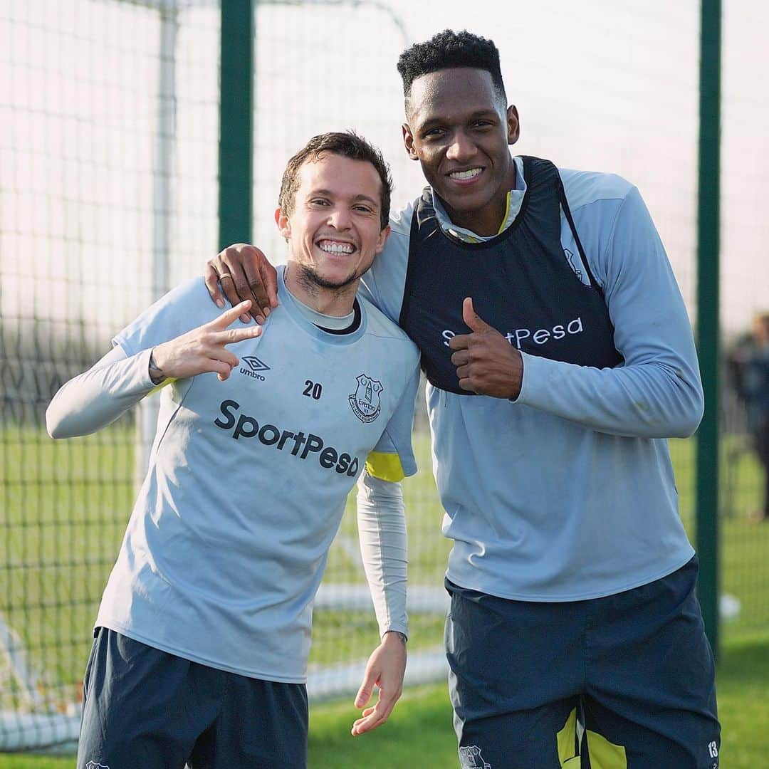 エヴァートンFCさんのインスタグラム写真 - (エヴァートンFCInstagram)「@bernard: Always magic, always smiling. 💫😁 • • • #bernard #bernardduarte #everton #efc #coyb #blues #toffees #nsno #goodisonpark #premierleague #pl #brazil #brasil #cbf」5月21日 21時59分 - everton