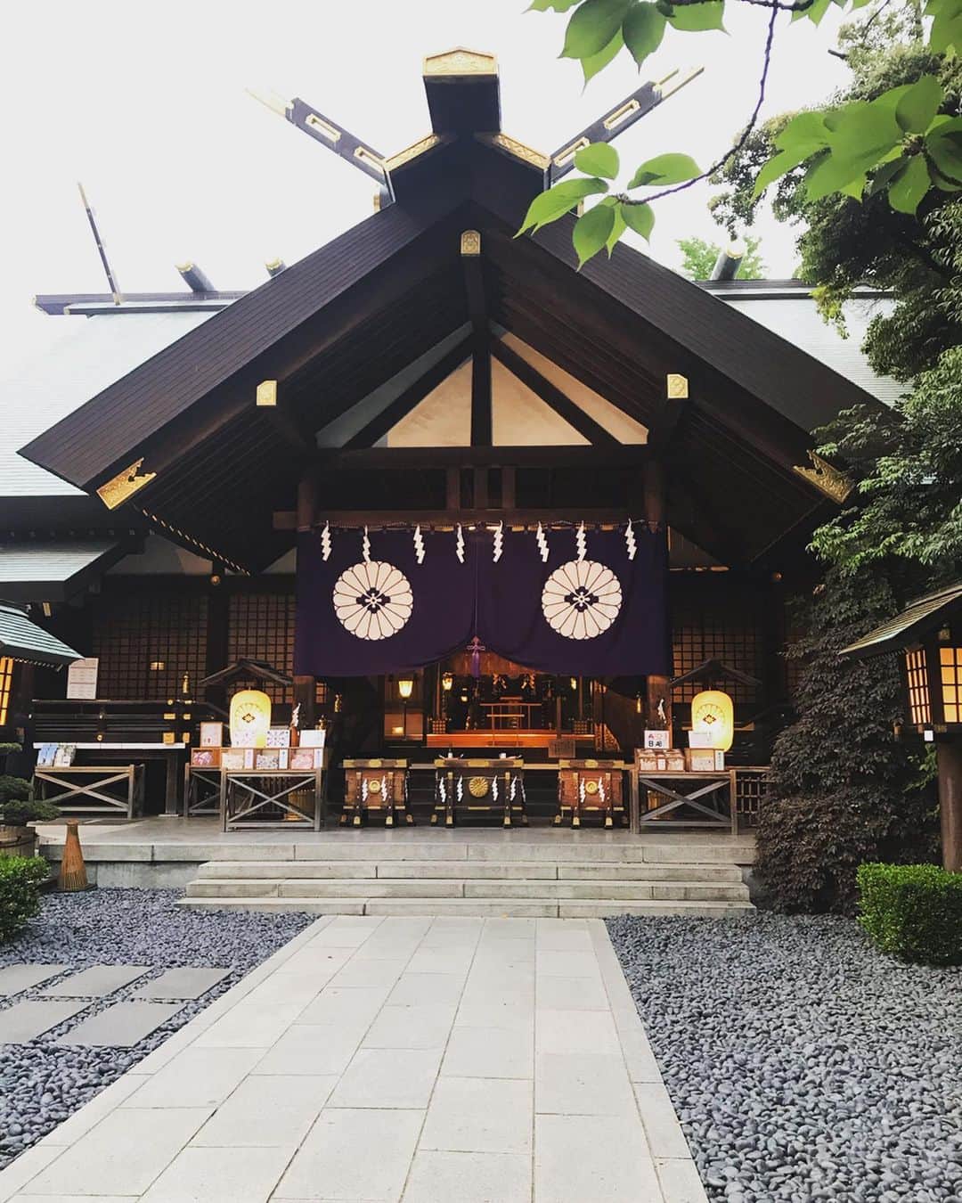 優姫ゆいなさんのインスタグラム写真 - (優姫ゆいなInstagram)「#東京大神宮 にお礼参りに行ってきました✨ 東京のお伊勢さんって呼ばれる東京大神宮は縁結び、心結びって人との縁を繋いでくれるから伊勢神宮に行けなかった年は1回はいくの⛩⛩ 。 神社って不思議で入るとスっと風がふくんだよね🤔 何年か前から神社が好きになったんだけど、調べると奥が深い！！ 漫画もそうゆうものを読むようになったし📕✨ ぜひ行ってみて欲しいですね😊💕 ☆ ☆ #ヴェルージュ#verouge#東京#新宿#歌舞伎町#名古屋#栄#錦#岐阜県#岐阜市#柳ヶ瀬#多治見市#キャバクラ#キャバ嬢#love#お酒#アルコール#follow#Instagram#ゆいな#優姫ゆいな#コスプレ#レイヤー#夏目友人帳#ぎんぎつね#いなりこんこんこいいろは#このはな綺譚」5月21日 21時59分 - yuina_az