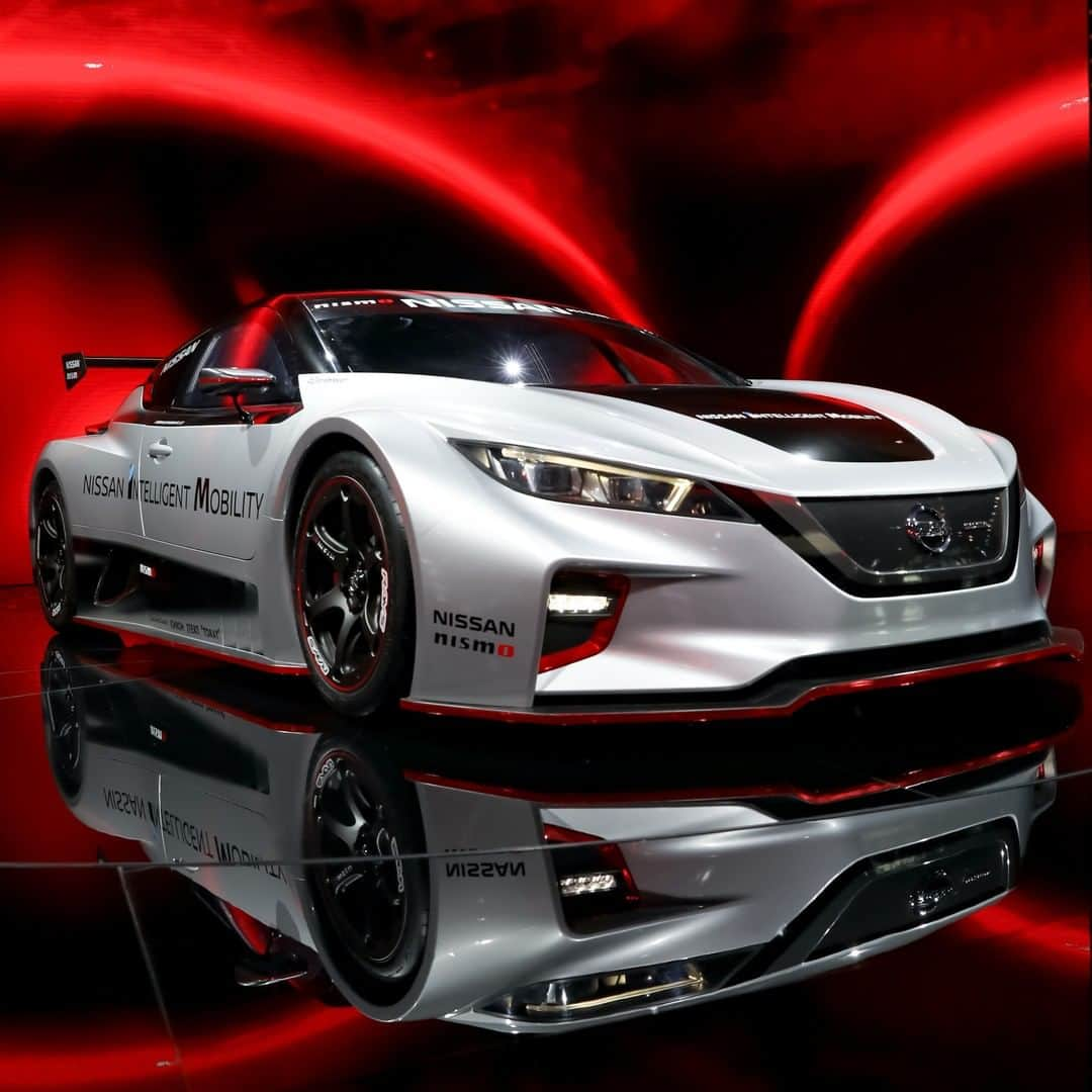 Nissanさんのインスタグラム写真 - (NissanInstagram)「Designers of the #NissanLEAF #NISMO RC used the distinctive silver-and-black paint scheme with red accents to reflect the #Nissan #FormulaE car and to give the impression that it’s in constant motion, even at the starting line. #Nissan #IntelligentMobility」5月21日 22時00分 - nissan