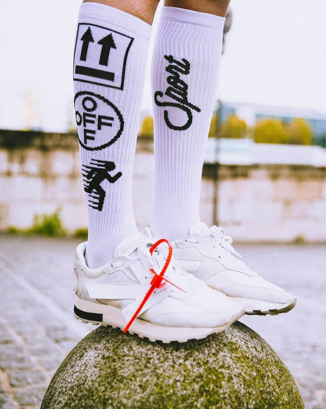 OFF-WHITE C/O VIRGIL ABLOHさんのインスタグラム写真 - (OFF-WHITE C/O VIRGIL ABLOHInstagram)「ss19 women’s Off-White™ available at @off___white__paris. photography c/o @chilldays」5月21日 22時01分 - off____white