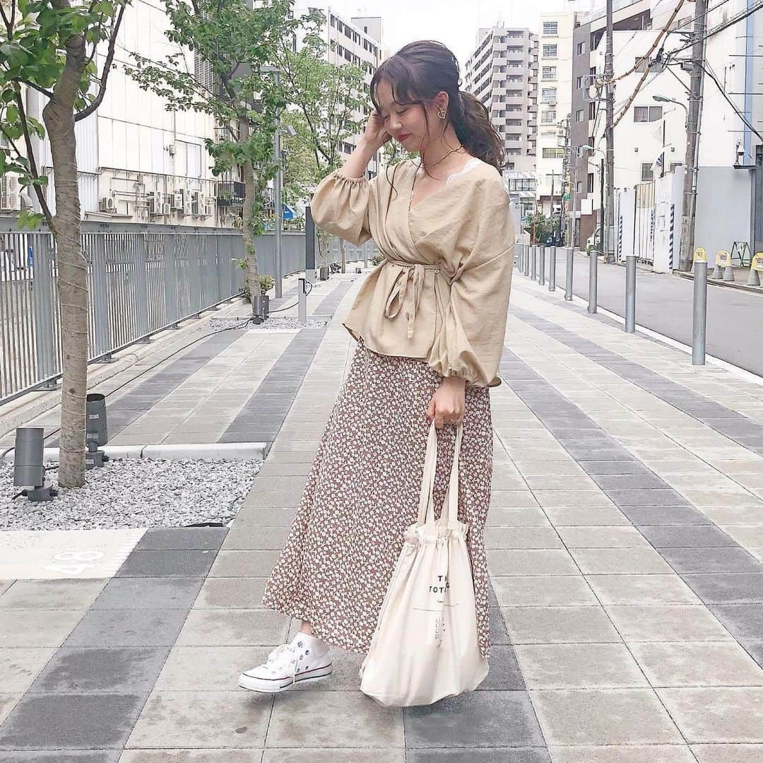 haruさんのインスタグラム写真 - (haruInstagram)「ㅤㅤㅤㅤㅤㅤㅤㅤㅤㅤㅤㅤㅤ ㅤㅤㅤㅤㅤㅤㅤㅤㅤㅤㅤㅤㅤ ㅤㅤㅤㅤㅤㅤㅤㅤㅤㅤㅤㅤㅤ #ootd ㅤㅤㅤㅤㅤㅤㅤㅤㅤㅤㅤㅤㅤ リクエスト頂いてた GU の カシュクールブラウスの 着まわしコーデです(  ˊᵕˋ )♡ ㅤㅤㅤㅤㅤㅤㅤㅤㅤㅤㅤㅤㅤ 上下 GU プチプラコーデです☺💗 ㅤㅤㅤㅤㅤㅤㅤㅤㅤㅤㅤㅤㅤ この前はデニムにあわせたけど 今回は フレアスカートにしました♪ ㅤㅤㅤㅤㅤㅤㅤㅤㅤㅤㅤㅤㅤ 1.2枚目は袖を上げて着ていて 3枚目は袖をおろして着ています☺✨ ㅤㅤㅤㅤㅤㅤㅤㅤㅤㅤㅤㅤㅤ ㅤㅤㅤㅤㅤㅤㅤㅤㅤㅤㅤㅤㅤ 個人的には上げた方がバランスとれるかも﹖ とおもいます😖💕 ㅤㅤㅤㅤㅤㅤㅤㅤㅤㅤㅤㅤㅤ お洋服の詳細はWEARにあげています✨ ㅤㅤㅤㅤㅤㅤㅤㅤㅤㅤㅤㅤㅤ ❤︎ tops & skirt : #GU ❤︎ inner : #niceclaup ❤︎ bag : #fuente ㅤㅤㅤㅤㅤㅤㅤㅤㅤㅤㅤㅤㅤ #guコーデ#プチプラコーデ#消えそうな色コーデ#ワントーンコーデ #harucd ㅤㅤㅤㅤㅤㅤㅤㅤㅤㅤㅤㅤㅤ  ㅤㅤㅤㅤㅤㅤㅤㅤㅤㅤㅤㅤㅤ」5月21日 22時12分 - __haru3