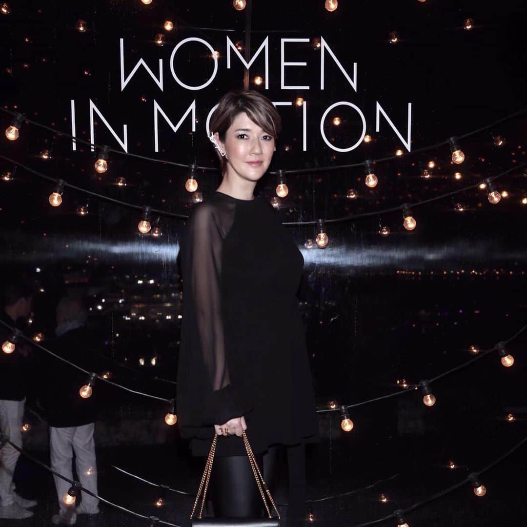 スプツニ子!さんのインスタグラム写真 - (スプツニ子!Instagram)「Thank you @kering_official for inviting me to #WomenInMotion Awards GALA at the Cannes Film Festival🥂 カンヌ映画祭でKeringが主催する #WomenInMotion という、女性の映像作家や映画関係者を応援するGALAとトークにご招待いただきました。イベントでは、カンヌ史上初めてトランスジェンダー女優として映画に出演したLeyna Bloomのトークに特に感銘を受けました。Leynaは幼い頃にフィリピン人母が強制送還されたり、ホームレスになったり、人種差別や性の違和感に苦しんだり、数え切れない逆境に置かれながら、それをバネに明るくしなやかに夢を追う姿勢が本当にカッコよかった。彼女が現代を象徴するスターとしてSNSで熱く支持される理由が良く分かります。授賞式GALAでは、女優のEva Longoriaなど#WomenInMotion に賛同する俳優、アーティスト、映画関係者が集結し盛り上がりました。バタバタでしたが、この数日間のカンヌでの出会いや議論は確実に私のこれからの制作活動に影響を与えたと思います。今回の #カンヌ映画祭 と#WomenInMotion の詳しいレポート記事はELLE Japon (6/28発売）に掲載する予定です！　 #WomenInMotion #Cannes2019 #YSL #Kering #ElleJapan #スプツニ子 #sputniko」5月21日 22時04分 - 5putniko