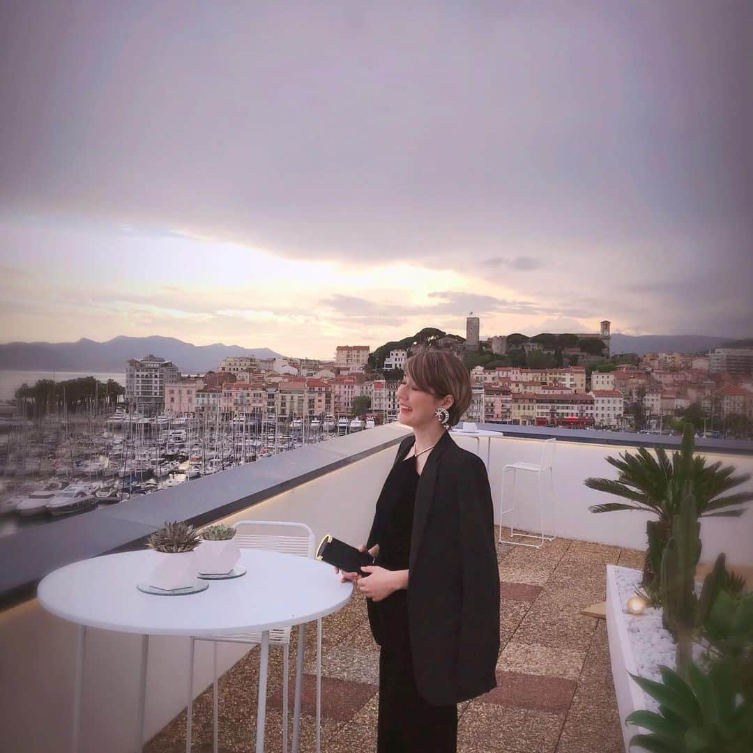 スプツニ子!さんのインスタグラム写真 - (スプツニ子!Instagram)「Thank you @kering_official for inviting me to #WomenInMotion Awards GALA at the Cannes Film Festival🥂 カンヌ映画祭でKeringが主催する #WomenInMotion という、女性の映像作家や映画関係者を応援するGALAとトークにご招待いただきました。イベントでは、カンヌ史上初めてトランスジェンダー女優として映画に出演したLeyna Bloomのトークに特に感銘を受けました。Leynaは幼い頃にフィリピン人母が強制送還されたり、ホームレスになったり、人種差別や性の違和感に苦しんだり、数え切れない逆境に置かれながら、それをバネに明るくしなやかに夢を追う姿勢が本当にカッコよかった。彼女が現代を象徴するスターとしてSNSで熱く支持される理由が良く分かります。授賞式GALAでは、女優のEva Longoriaなど#WomenInMotion に賛同する俳優、アーティスト、映画関係者が集結し盛り上がりました。バタバタでしたが、この数日間のカンヌでの出会いや議論は確実に私のこれからの制作活動に影響を与えたと思います。今回の #カンヌ映画祭 と#WomenInMotion の詳しいレポート記事はELLE Japon (6/28発売）に掲載する予定です！　 #WomenInMotion #Cannes2019 #YSL #Kering #ElleJapan #スプツニ子 #sputniko」5月21日 22時04分 - 5putniko