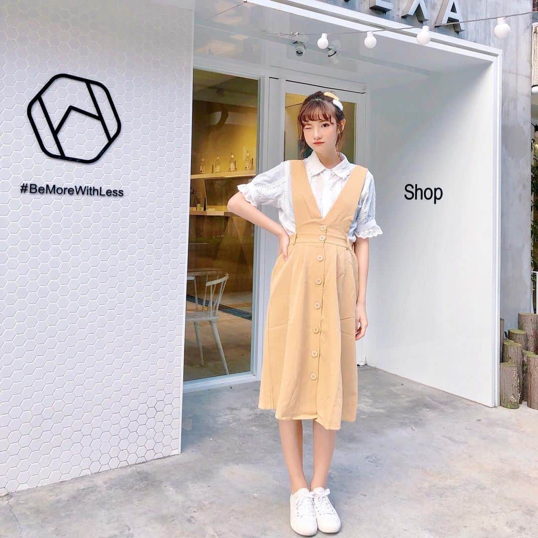 Ninaさんのインスタグラム写真 - (NinaInstagram)「前幾天覺得瀏海好長 於是衝動的牡羊座🐑又自己拿起剪刀給他剪下去✂️ 然後就剪太短了啦🤣🤣 捲完瀏海眉毛都露出來了 還好瀏海長很快～～ Dress @tiff.com.tw_」5月21日 22時06分 - ninaxxya