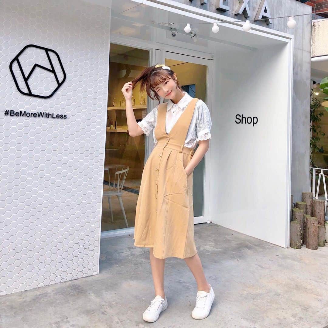 Ninaさんのインスタグラム写真 - (NinaInstagram)「前幾天覺得瀏海好長 於是衝動的牡羊座🐑又自己拿起剪刀給他剪下去✂️ 然後就剪太短了啦🤣🤣 捲完瀏海眉毛都露出來了 還好瀏海長很快～～ Dress @tiff.com.tw_」5月21日 22時06分 - ninaxxya