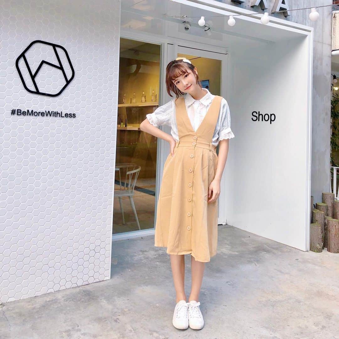 Ninaさんのインスタグラム写真 - (NinaInstagram)「前幾天覺得瀏海好長 於是衝動的牡羊座🐑又自己拿起剪刀給他剪下去✂️ 然後就剪太短了啦🤣🤣 捲完瀏海眉毛都露出來了 還好瀏海長很快～～ Dress @tiff.com.tw_」5月21日 22時06分 - ninaxxya
