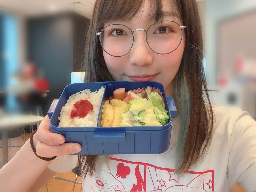 ゆきのしんさんのインスタグラム写真 - (ゆきのしんInstagram)「今日のお昼は手作り弁当🍱💗 そして、夜はどうしても食べたくてオムライス作ったよ😘✨ 成功😋👍 #スマイルポンチ  #ゆきのしん #料理好き  #おうちごはん  #手作り弁当  #結構美味しくできた ☺️✨」5月21日 22時07分 - yukino__shin