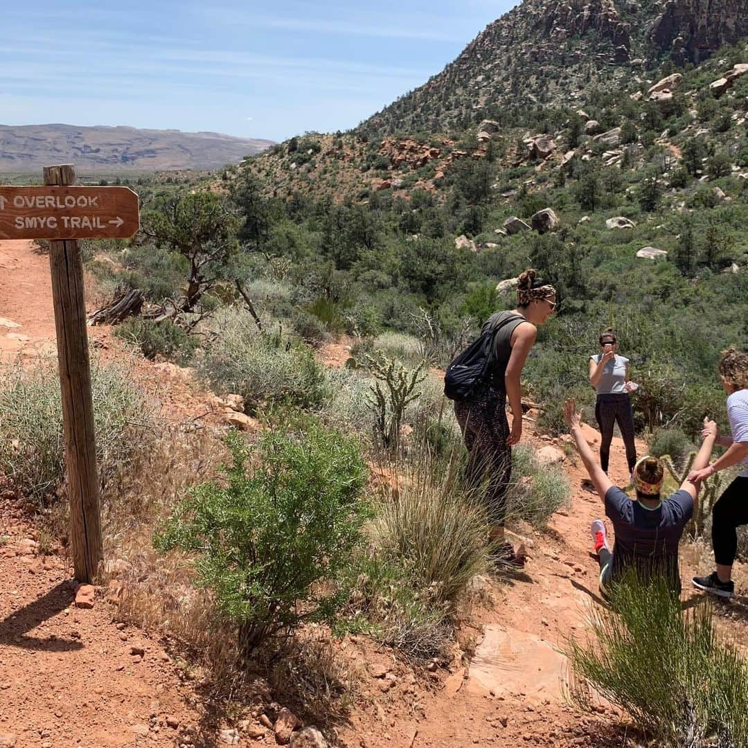 ヒラリー・スコットさんのインスタグラム写真 - (ヒラリー・スコットInstagram)「Throwing it back to our hike at Red Rock Canyon last week where I seem to always be humbled in the form of CLUMSINESS...I’ve got the bruises on my bum to prove it. 🤦🏻‍♀️Even though I trip and fall at least once almost every adventure...I sure love NATURE. Oh, and we almost got lost. 🤣🤣🤣(just so you feel like you were there, I sat for about 3 minutes just making sure I really soaked up the embarrassment(and that I hadn’t REALLY hurt myself)...which is why @goinbackto decided to film me...bc did it really happen if you don’t have proof? 😂) Hope this kicks off your day with a smile.💛💛 #nature #redrockcanyon #clumsy #whatifinevergetoverthismountain 😂」5月21日 22時08分 - hillaryscottla