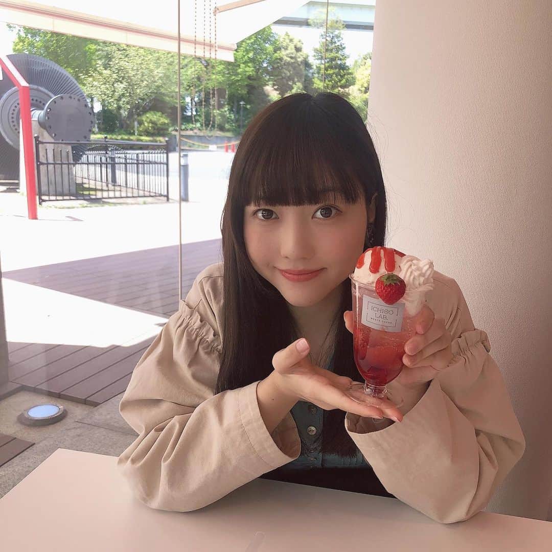 日下部愛菜さんのインスタグラム写真 - (日下部愛菜Instagram)「#東京ストロベリーパーク ゴールデンウィークにパパママと ずっと気になってたので行ってきたよ🍓✨ 名前に東京って入ってるけど まさかの神奈川の横浜にあるんです！笑 季節問わず美味しい苺を楽しめるので とってもオススメです〜❤︎ . . そしてSNSを一旦お休みさせていただきます。 突然のお知らせとなり申し訳ありません… メールとフォトログで皆さんに 楽しんでいただけるよう頑張ります。 これからも宜しくお願い致します。」5月21日 22時09分 - aina_kusakabe