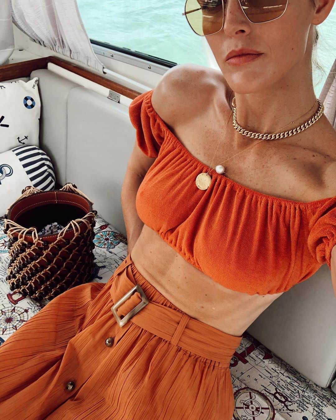 ヒラリー・ローダのインスタグラム：「My first time to Greece!! 🇬🇷 Taking a boat to lunch with @netaporter #jetaporter 🐙🐟⚓️🦐 #ad」