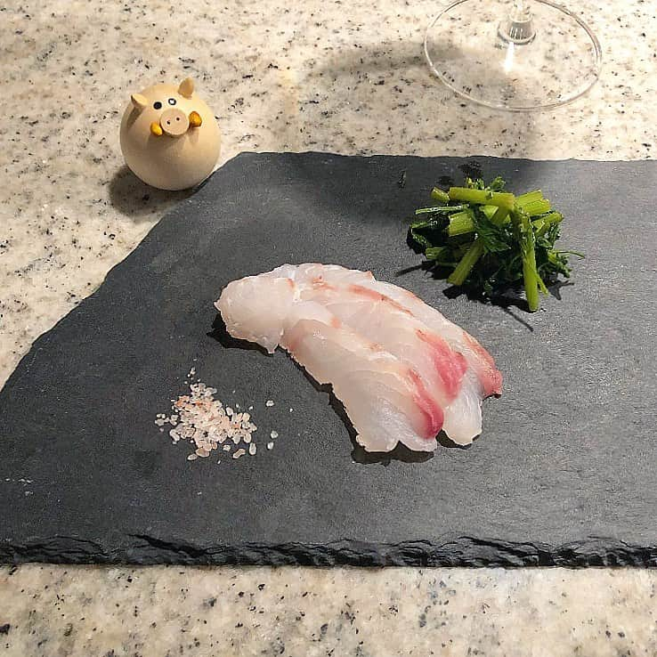 榊山敬代さんのインスタグラム写真 - (榊山敬代Instagram)「🥕🐟… ・ 先週のおいしかったひと品の記録 頂きましたお刺身切っただけの巻  画像の状態は  新鮮な一日目から 二日目の質感にて  すこしのネットリ感は やわらかく甘いかんじ  と  ここでひらめきましたのは にんじんの葉っぱを用いた  ごま油ベースに仕上げました 苦味といただく組み合わせが 意外にもおいしかったレシピ  お刺身をお醤油でいただくのが 少々苦手な味覚体質なのですが  岩塩や癖のある葉物との組み合わせは 女性がすきな味覚のひとコマのような  #アイデア 🙄🌱… シュワシュワにも合うかんじ ・ ・  さて今日は月に一度の 歯のメンテナンスの日  ホワイトニングはしないで 歯石を完璧除去する方法で みがいていただきました🙏  そのようなわけで とってもいたかったですけれど、、 一ヶ月でも少しずつ汚れは積み重なるので すくなくとも数ヶ月には一度は 歯医者さんで診察していただく習慣 オススメです🦷" ・ ・ 歯医者さんに聞きましたひとコマですが たとえば脳梗塞や原因不明な病気などは 口内環境から影響することもあるとの事  意外な視点ですけれど カラダは細やかに繋がっているんだなぁと カラダの小さなサインを大切にしたいとおもうのでした … ・ ・ ・ ・ ・ 🌸" 作品展示情報… ・ 『第7回 郷さくら美術館 桜花賞展』 … 会場：郷さくら美術館 ・ 「郷さくら美術館　桜花賞」展は、「桜」を描いた現代日本画を多くの方々にご覧頂き、日本画の素晴らしさを再発見してもらうことを目的とした展覧会です。今回もこれからの活躍がますます期待される日本画家31名が、日本美術でおなじみの「桜」という大変難しいモチーフを相手に、それぞれの持ち昧を生かした個性的な素晴らしい桜の絵画に仕上げています。現代日本画家たちの個性を、豊かな桜花の美しさを、どうぞお楽しみください。  東京都目黒区上目黒1-7-13　 TEL：03-3496-1771  東急東横線、東京メトロ日比谷線 中目黒駅より徒歩５分 ◼︎詳しくはホームページをご覧ください … ・ ・ #夕食 #夜食 #dinner #おうちごはん  #おつまみ #頂き物 🙏  #Japanese #healthy #food #seafood #osashimi #お刺身 #antipasto #salt #岩塩 #ニンジンの葉 #にんじん #人参  #artist #kitchen #cooking #日本画家 の #お料理こんなもん #🦷 #葉 #歯 #口内環境」5月21日 22時11分 - sakakiyamatakayo