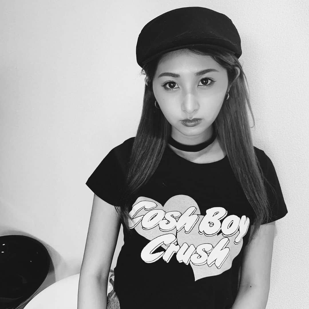 青野美沙稀さんのインスタグラム写真 - (青野美沙稀Instagram)「イギリスからTシャツの プレゼントが送られてきました🎁 . 最近Tシャツをたくさん 集めてるからとっても嬉しい！！ . それにイギリスの方にも 応援してもらえてることが すごくありがたい。 . 早く私たちの音楽を届けたいです😄 . Thank you coshboy!! . #tshirt #tシャツ #uk #イギリス #tshirtdesign #code #misakicode #fashion #misakicode」5月21日 22時21分 - misaki_aono