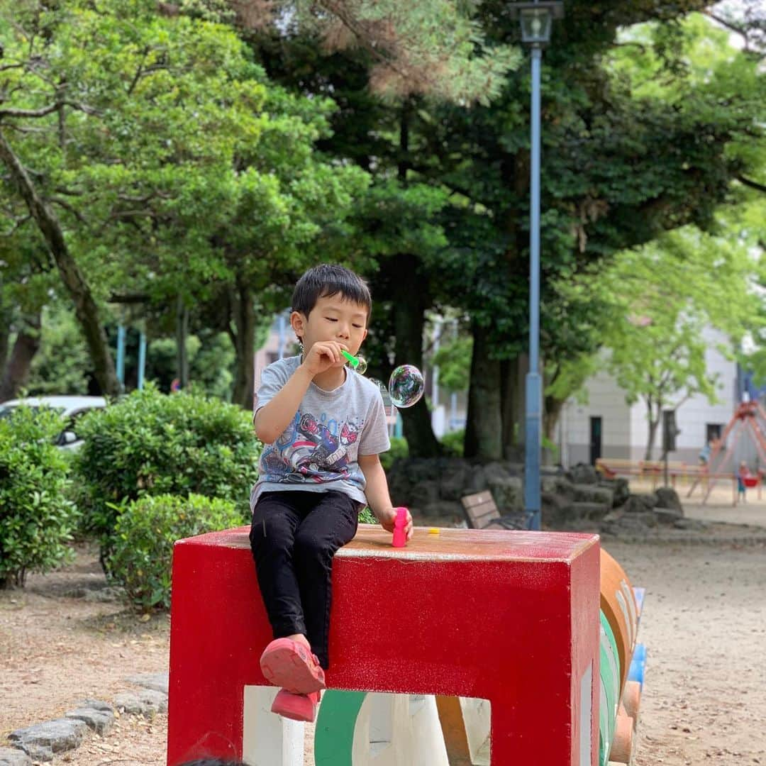 尾川とも子さんのインスタグラム写真 - (尾川とも子Instagram)「チク坊のラン活、終焉。  デパートやら工房やら、ランドセルをいくつか見に行って、  チク坊が選んだのは、 ゴールドのランドセル！  今の時代、そんな色が売ってるんですね〜。 最初は、私も 「まじか！青ぐらいならまだしも、ゴールド😱  飽きやしないか⁉️いや、その前に高学年になったら、変に目立っていじめられるんじゃないか⁉️」 と正直、ぱっと心に浮かんだのですが、  みんなとちょっと違うからって、いじめられるって、そんな考え、 なんだよ…  と思い直したわけです。  みんな違って当たり前。  そんな世の中になってきているからこそ、 もし、チク坊が、ゴールドのランドセル飽きたとか、 ゴールドだからいじわるされた とかあったら、 いい機会だったと受け止めて、二人で考えていこう！  と、思い…  買ってしまったーーー！  買う前に、散々メリット、デメリット話して、それでも自分で選んで買ったので、大切に6年間使って欲しいな。  10月には届くので、ワクワク待ってます😃 ☀️尾川とも子のHP /  ogawatomoko.com﻿﻿﻿﻿﻿﻿﻿ ↖️検索方法「尾川とも子 ウェブ」 ﻿﻿﻿﻿﻿﻿﻿ ﻿ ☀️尾川とも子が解説！「スポーツクライミングFAN」https://climbingfan.com﻿ ↖️検索方法「スポーツクライミングFAN  尾川」﻿ ﻿﻿﻿﻿﻿﻿﻿ ﻿﻿﻿☀️新刊発売中！NHK講師がおくる「誰でもはじめられるボルダリング」https://www.amazon.co.jp/dp/4415325602﻿﻿﻿﻿﻿﻿﻿﻿ ↖️検索方法「誰でもはじめられるボルダリング」﻿ ﻿ ﻿﻿﻿﻿﻿﻿🎀 卵殻膜のリーディングカンパニーALMADO 肌のハリや柔軟性をイメージしたボルダリングパフォーマンス動画﻿ https://www.almado.jp/sp/rankakumaku/about.html﻿ ↖️検索方法「年齢を超えていく卵殻膜のチカラ」﻿ ﻿ ﻿﻿﻿﻿﻿🎀au CLIMBING CHALLENGE  尾川とも子が教える ボルダリングで"理想のカラダ"を手にいれよう！﻿﻿﻿﻿﻿﻿ 【前編】﻿﻿﻿﻿﻿﻿ https://climbing-au.jp/post000088.html﻿﻿﻿﻿﻿﻿ 【後編】 ﻿﻿﻿﻿﻿﻿ https://climbing-au.jp/post000089.html﻿﻿﻿﻿﻿﻿ ↖️検索方法「au ボルダリング 尾川」﻿﻿﻿﻿ ﻿﻿﻿﻿ 🎀NHK Eテレ  沼にハマってきいてみた  番外動画﻿﻿﻿﻿ https://www.nhk.or.jp/hamatta/housou/181002/index.html﻿﻿﻿﻿ ↖️検索方法「ボルダリング沼 尾川  スゴ技」﻿﻿﻿﻿ ﻿﻿﻿ 🎀日経Gooday「尾川とも子のボルダリング入門」﻿﻿﻿ https://gooday.nikkei.co.jp/atcl/report/15/092900040/?ST=m_exercise﻿﻿﻿ ↖️検索方法「尾川 ボルダリング 日経」﻿﻿﻿ ﻿」5月21日 22時21分 - ogawatomoko_bouldering