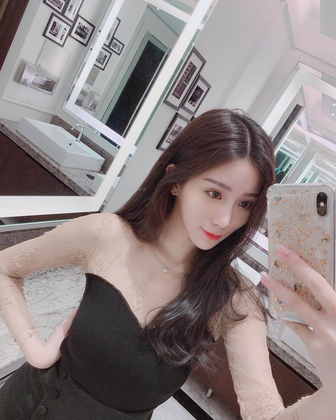張楚珊さんのインスタグラム写真 - (張楚珊Instagram)「近期最有氣質的上衣💞🥰 好～～～喜歡🌹 蕾絲上衣/ @annshop.tw #3穿搭 手機殼/ @twinko_accessories」5月21日 22時21分 - iam33___