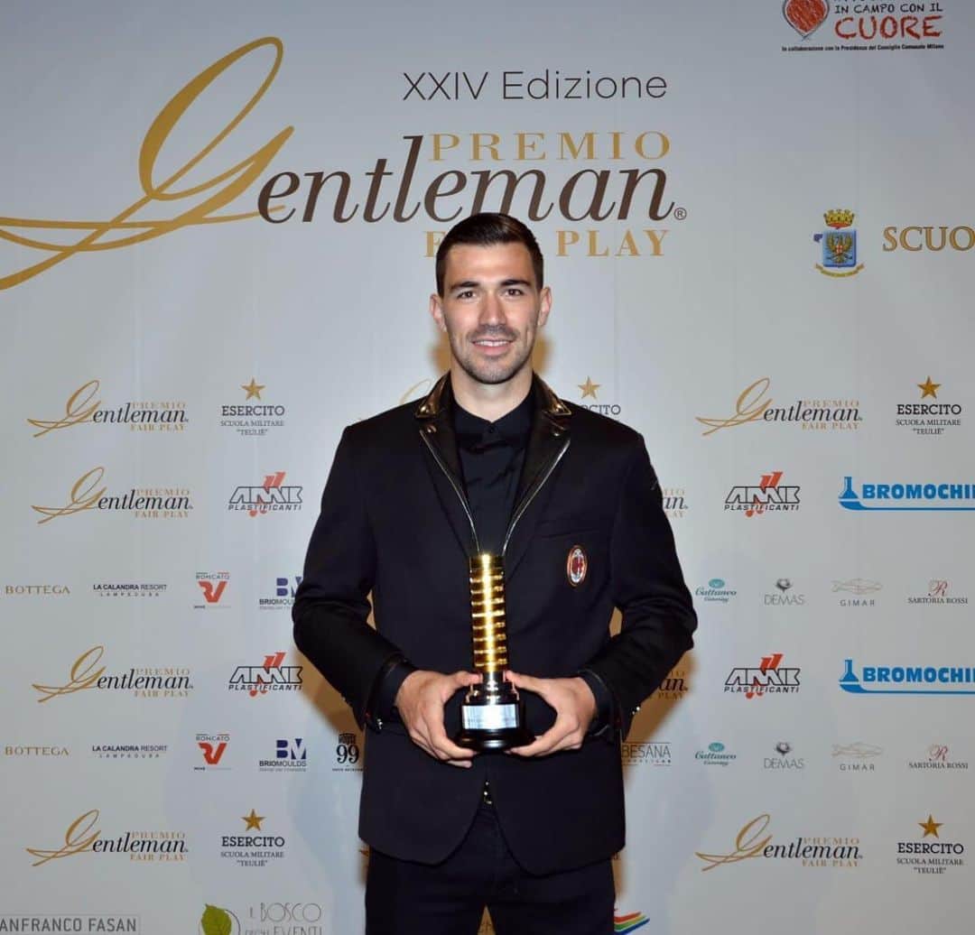 アレッシオ・ロマニョーリのインスタグラム：「Grazie mille a @premiogentleman_official per questo riconoscimento, è un onore per me. #PremioGentleman2019 #acmilan @seriea @acmilan」