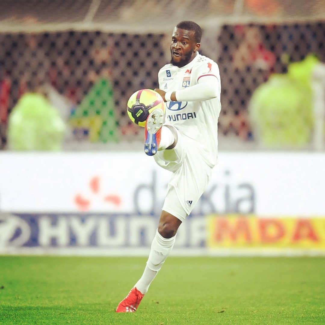 リーグ・アンさんのインスタグラム写真 - (リーグ・アンInstagram)「✅ Léo #Dubois et Mike #Maignan appelés pour la première fois 👕 5 clubs de #Ligue1Conforama représentés 🦁 L'#OL est le club le mieux exposé avec 3 éléments 👏 Félicitations aux 8️⃣ joueurs du Championnat sélectionnés par Didier Deschamps 🇫🇷 #FiersdEtreBleus」5月21日 22時14分 - ligue1ubereats