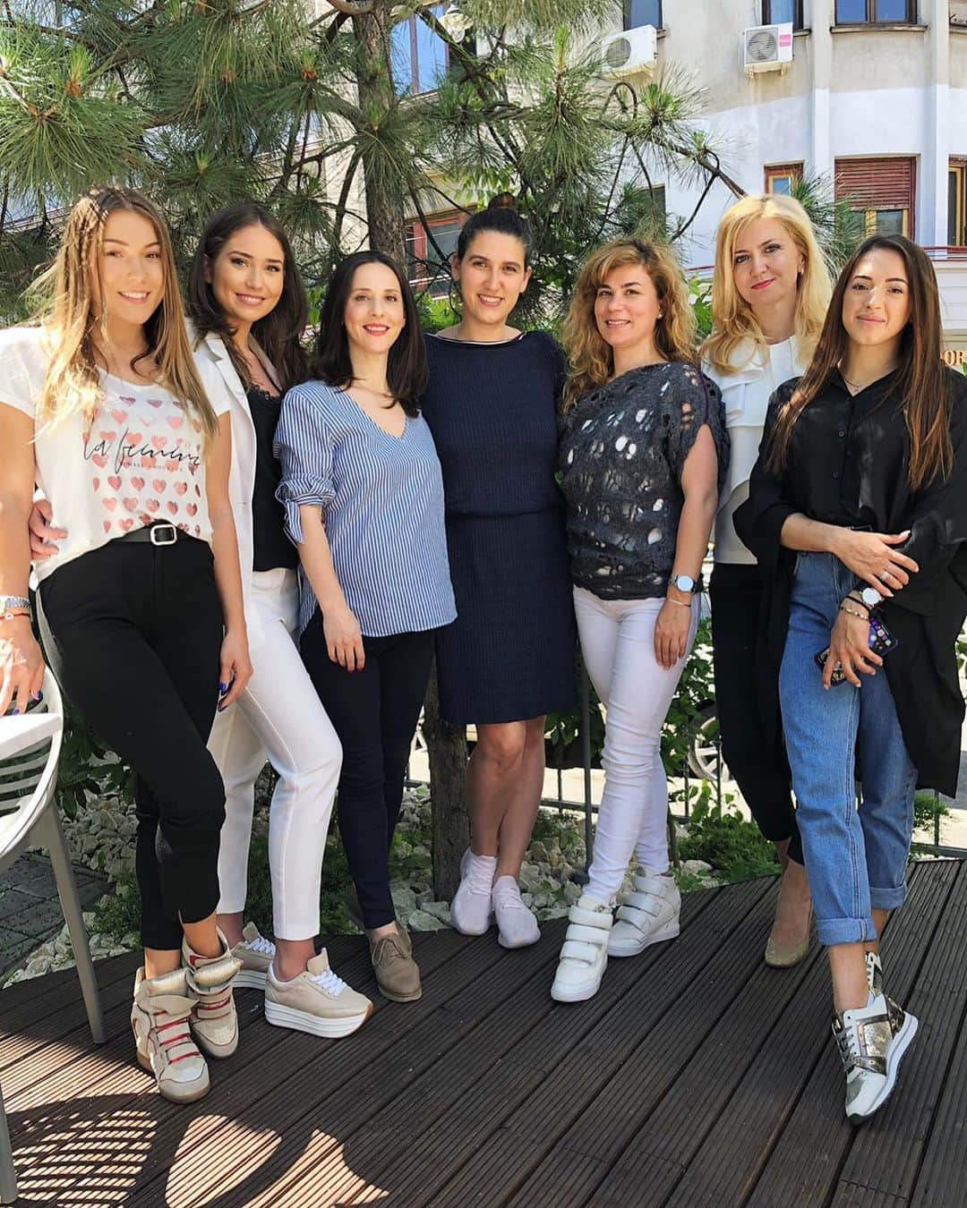 ラリサ・ヨルダケのインスタグラム：「Lunch with these beautiful girls 🌸」