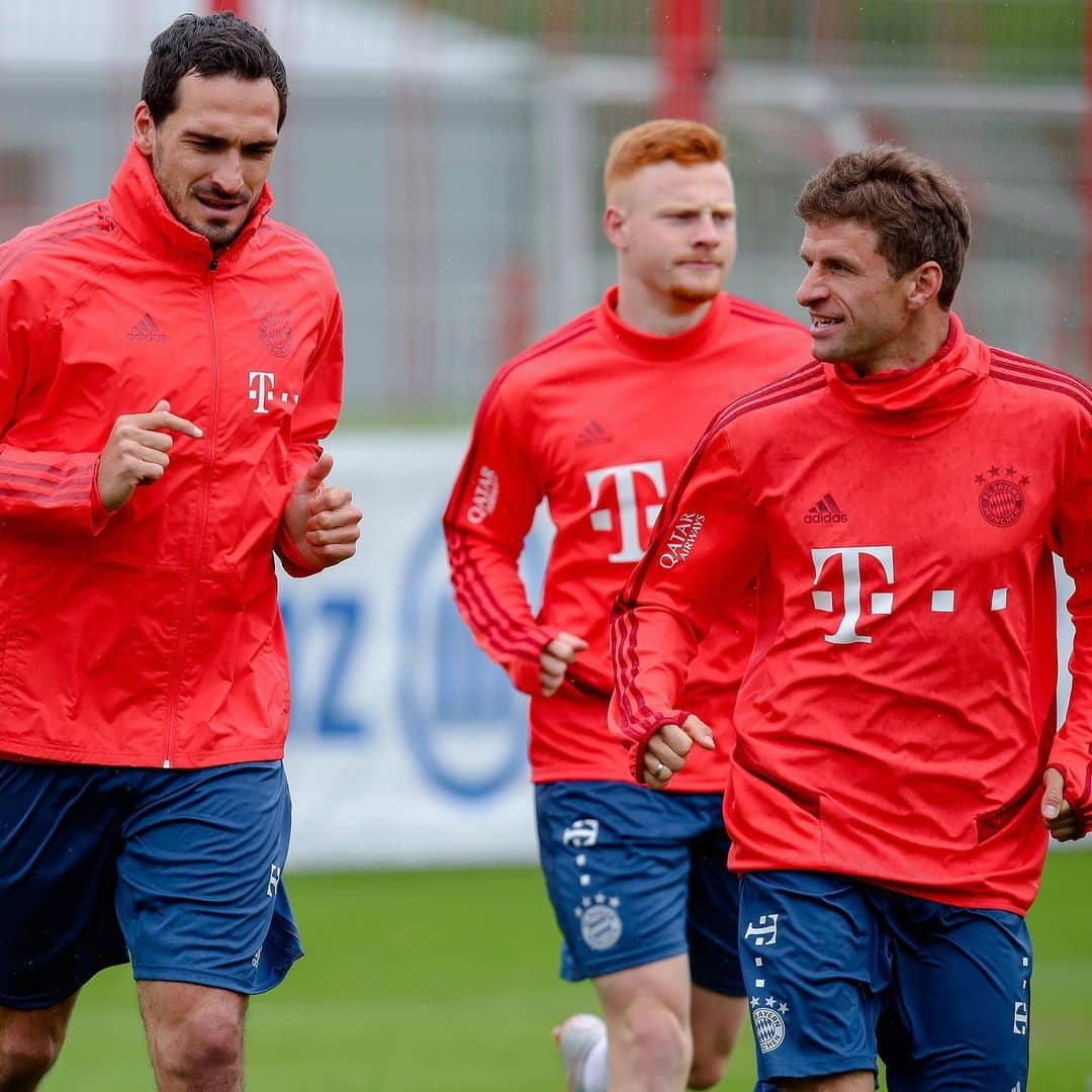 トーマス・ミュラーさんのインスタグラム写真 - (トーマス・ミュラーInstagram)「Had a rainy training session today. 🌧 But most important is that the sun is shining on Saturday. 🌞😁 #PACKMAS #pokalfinale #thomats #fcbayern #esmuellert #miasanmia」5月21日 22時15分 - esmuellert