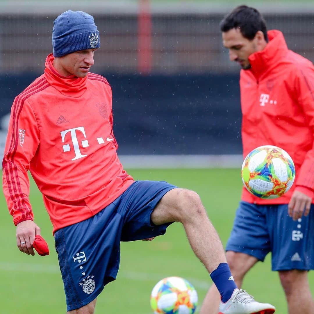 トーマス・ミュラーのインスタグラム：「Had a rainy training session today. 🌧 But most important is that the sun is shining on Saturday. 🌞😁 #PACKMAS #pokalfinale #thomats #fcbayern #esmuellert #miasanmia」