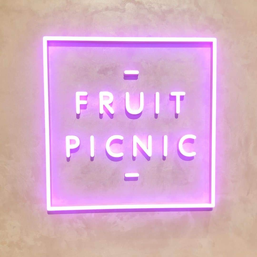 瀧本芹奈さんのインスタグラム写真 - (瀧本芹奈Instagram)「✯ . @fruit_picnic . 梅田のグランフロントにある 店内でピクニックを楽しめるという コンセプトのお店♪ . さすがに、その庭園ぽい所は 踏み入れなかったですが、 マンゴー堪能しました🧡💛 . . . . . . 明日は、19:00〜のみ 空きあります◎🖤 . 今週もまだ空きあります💜 御予約お待ちしております💙 . .  #梅田カフェ  #梅田 #アレンジ動画 #スヌーピー . #mac #CHANEL #celvoke  #zara . #アレンジ撮影モデル募集中  #撮影モデル募集 #ヘアアレンジ #編みおろしアレンジ #結婚式アレンジ #セルフアレンジ #編みおろし #メンズカット #三宮メンズカット . #三宮 #三宮美容室 #三宮カフェ . #犬好きな人と繋がりたい  #アニメ好きな人と繋がりたい  #車すきな人と繋がりたい  #コスメすきな人と繋がりたい . #セリナグルメ . Mens menu👨 Cut 4,500〜 Color 7,000〜 Perm 7,000〜 Spa 3,500〜 . ladies menu👧 cut 5,500 color 8,000〜 spa 5,000〜 . 【インスタ見た、SERINA指名】 でご新規様全メニュー30%OFFさせて頂きます！ . DM又はお店 0783313318 にお電話下さい！！！」5月21日 22時15分 - serina_takimoto