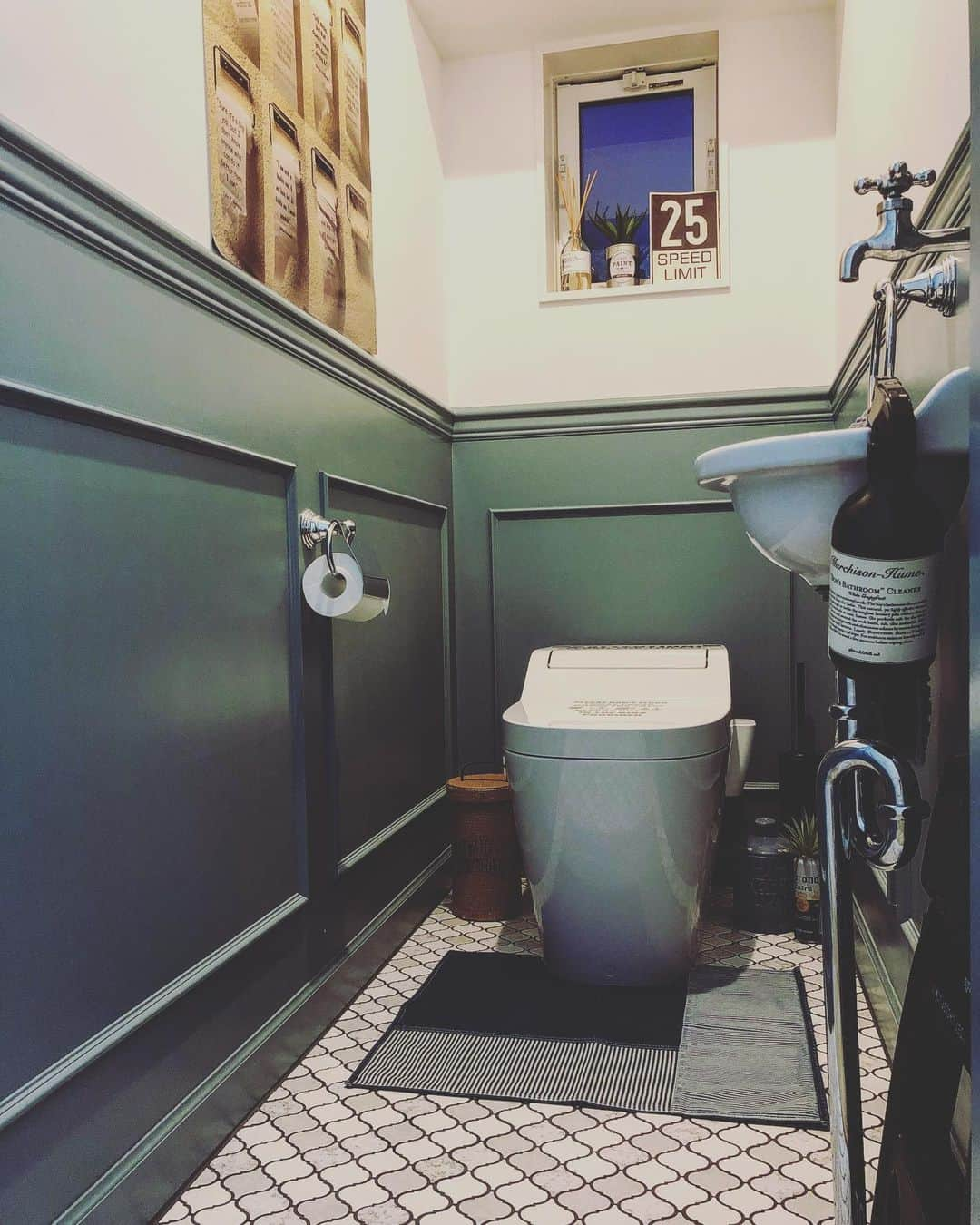 mtoktさんのインスタグラム写真 - (mtoktInstagram)「この時間の投稿に合わせてビンテージ風加工にしたトイレ写真 #マイホーム #インテリア #トイレ #トイレマット  #デニム #岡山デニム #コラベル #名古屋モザイク #ビンテージ #ペンキ #farrowandball  #ニコアンド  #腰壁 #ikea #ポスター」5月21日 22時17分 - mtokt