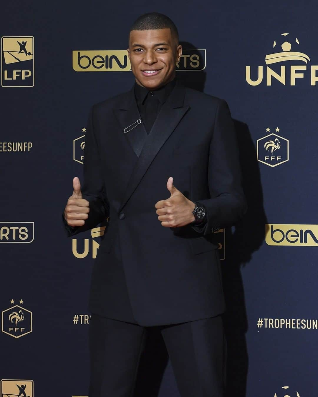 クリスチャンディオールさんのインスタグラム写真 - (クリスチャンディオールInstagram)「Congratulations to @K.Mbappe, winner of the UNFP trophy for Best Ligue 1 Player. The Paris Saint-Germain striker attended the awards ceremony in Paris dressed in chic black wool-mohair, peak lapel 'tailleur oblique' tuxedo from the Pre-Fall 2019 men's collection by @MrKimJones.⠀ #StarsinDior⠀」5月21日 22時30分 - dior