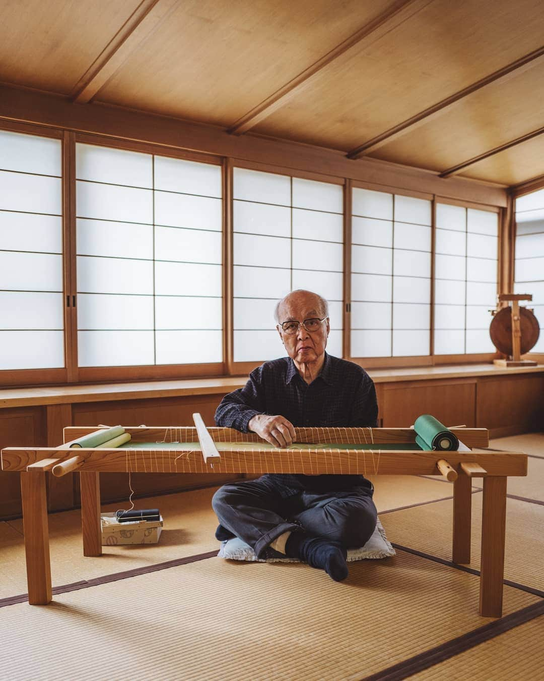 福田洋昭さんのインスタグラム写真 - (福田洋昭Instagram)「In collaboration with @jaegerlecoultre it was an honor to have had the opportunity to capture the #ArtOfPrecision through two living national treasures of Japan.  Fukuda Kiju, the first and only living national treasure of Emboidery and Suda Kenji, who was named living national treasure for his woodwork and box making.  Such an inspiration to meet Fukuda-san and Suda-san who truly are masters of their own craft.  In the name of watch making at the house of #JaegerleCoultre and mastery of traditional Japanese ancestral technique 🙏」5月21日 22時22分 - hirozzzz