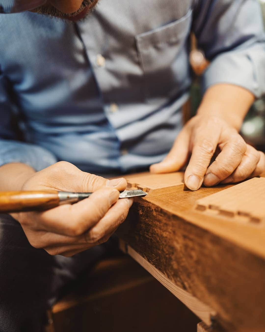 福田洋昭さんのインスタグラム写真 - (福田洋昭Instagram)「In collaboration with @jaegerlecoultre it was an honor to have had the opportunity to capture the #ArtOfPrecision through two living national treasures of Japan.  Fukuda Kiju, the first and only living national treasure of Emboidery and Suda Kenji, who was named living national treasure for his woodwork and box making.  Such an inspiration to meet Fukuda-san and Suda-san who truly are masters of their own craft.  In the name of watch making at the house of #JaegerleCoultre and mastery of traditional Japanese ancestral technique 🙏」5月21日 22時22分 - hirozzzz