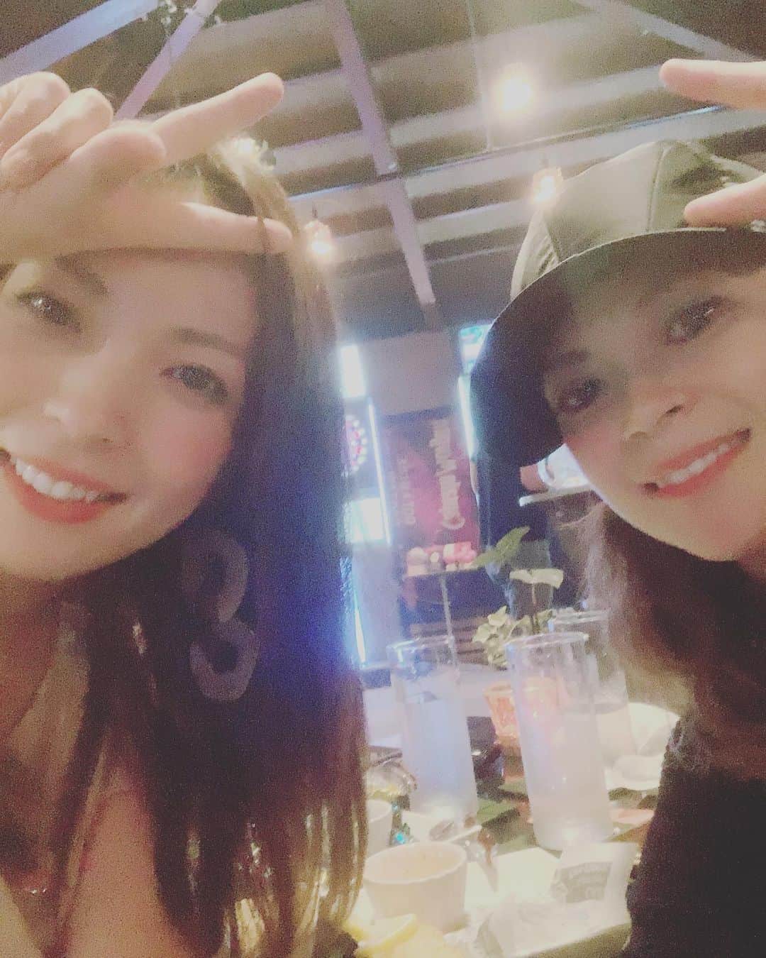 小柳ゆきのインスタグラム：「ストーリーズにあげましたが、久々姉と2人飲み！ 姉が自論を語っておりました笑笑 . . 楽しき夜です」