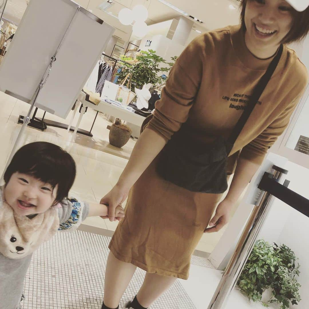 安枝瞳さんのインスタグラム写真 - (安枝瞳Instagram)「. 歩く歩く😳 最近手繋いでるのも嫌らしく 私の手を離してズイズイ前に行こうとする。 そしておうちではハイハイ鬼ごっこ大流行。 #ハイハイで追っかける遊び #テンション爆上げ #おかん必死 #生後11ヶ月 #女の子ママ #子育て記録」5月21日 22時25分 - hitomiyasueda