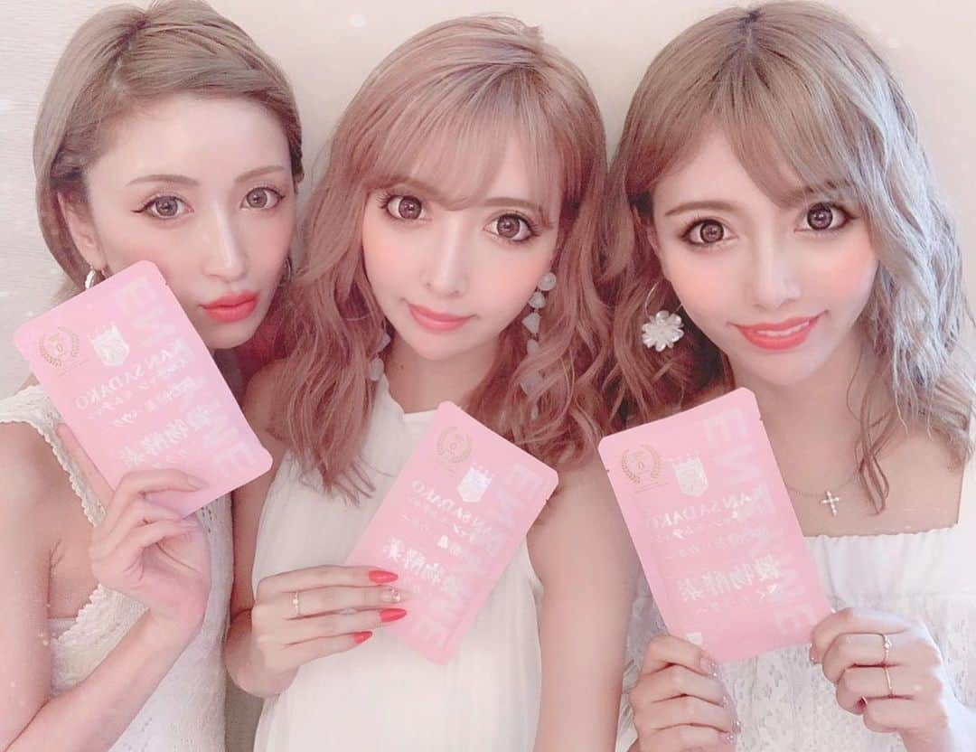 吉川ちえさんのインスタグラム写真 - (吉川ちえInstagram)「こんばんわ😊❣️ . 今日は双子👯と美咲ちゃんでリッツカールトンで開催された 【KANコルギセラピー🌈】の 穀物酵素パウダーのプレゼンテーションへ参加しました👼💘 (@kansadakodiet_official ) . 酵素はとてもダイエットや健康に良い話を聞いて興味津々😻✊ . 菅さんが開発した穀物酵素パウダーを飲んで−10kg✨も痩せた方の写真や経験談などを聞いて凄いと思ったし感動しました😌✊❣️ . しかもダイエット以外にも肌が内側から輝いてツルツルに綺麗になっててびっくりしました🌈💘 . 痩せてもお肉の皮膚が伸びて悩んでる方やストレスで円形脱毛症や肌荒れをした方などが改善されたみたいで 本当に経験談をリアルに聞けて良かったです👏✨ . 発売されたらわたしも絶対買おうと思った～👼💜❤️💜❤️ . #穀物酵素パウダー#kanコルギセラピー #菅貞子ハーブピーリング #菅貞子ハーブピーリングシリーズ #酵素#ダイエット#プレゼンテーション」5月21日 22時28分 - yoshikawachie_16