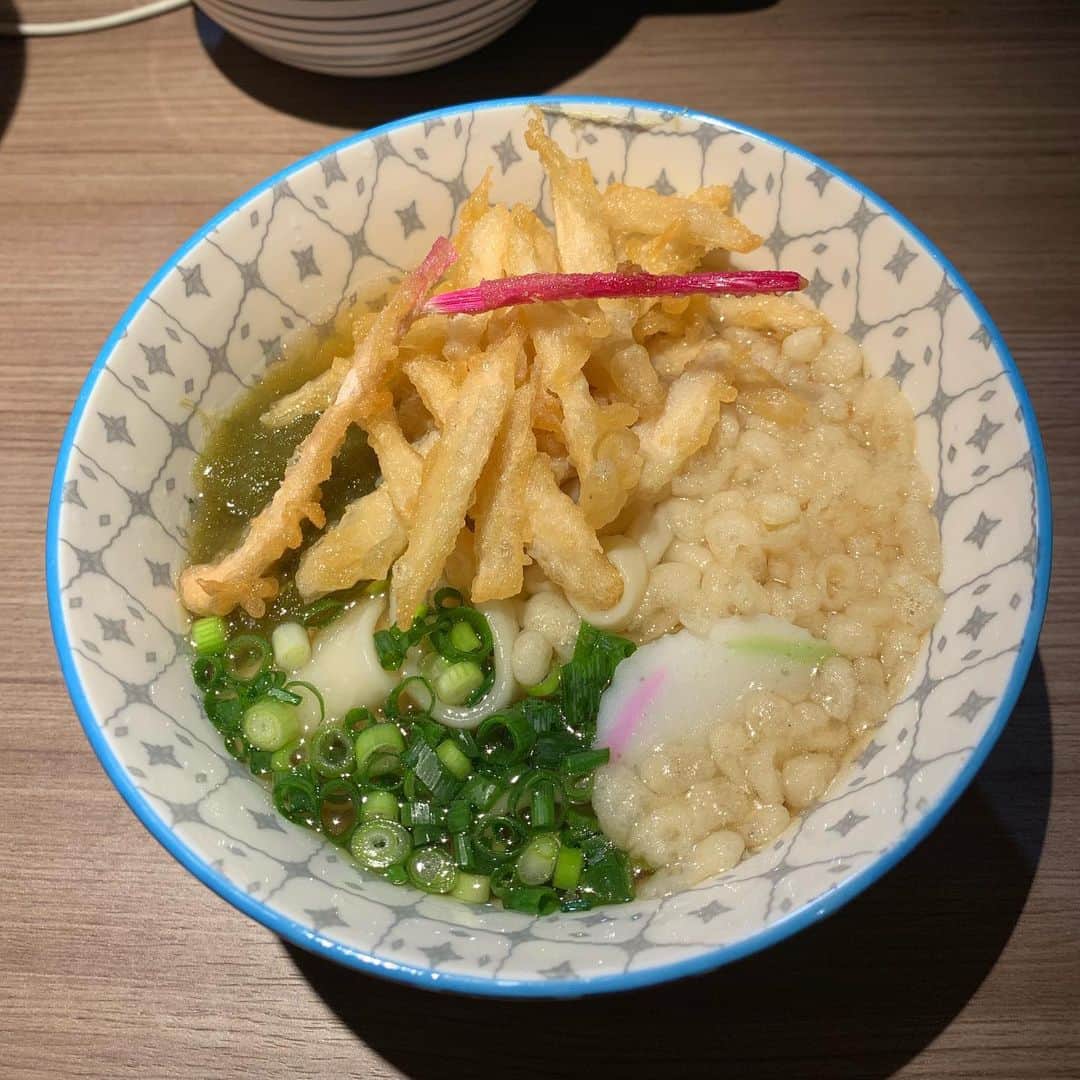 池田真一のインスタグラム：「しげみうどんのごぼ天うどん美味すぎた😆 途中オリジナルで唐揚げ入れたけど最高でした！」