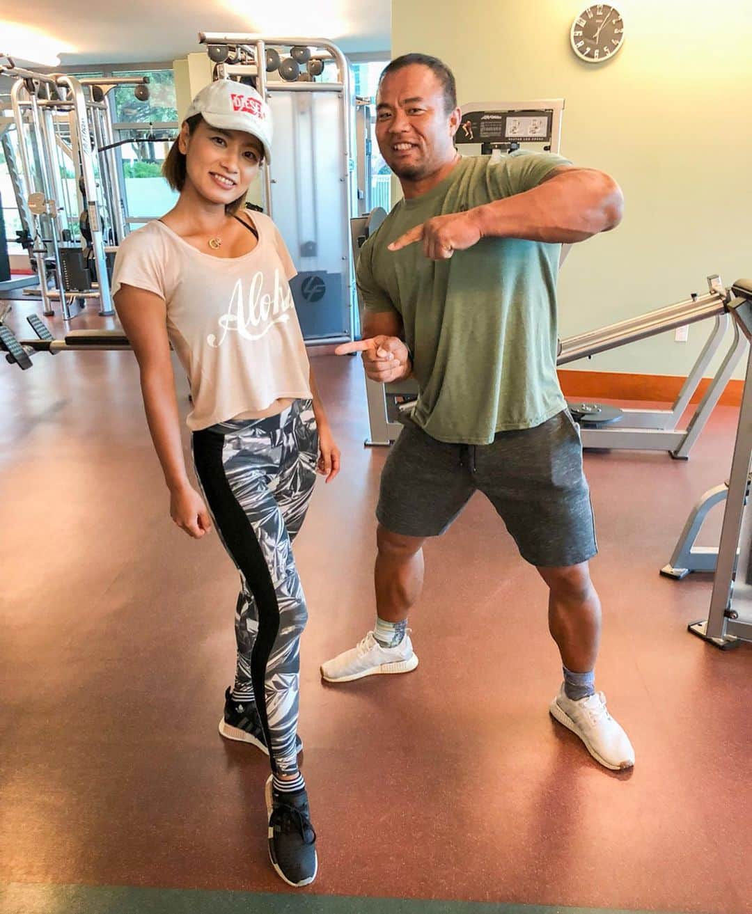 彩海のインスタグラム：「. . 大好きなトレーナーであり ハワイに行ったら絶対会いたい人！ SHIN KODAMA さん(@ifbbpro_shin_kodama ) なんと！！ IFBB PRO に！！！ . . 発表を聞いた時に 大きな身体で崩れ落ちたシンさんを見てて、 私までウルウル🥺 . . ボディビルは究極のスポーツ。 毎日毎日苦しくても 耐えて耐え抜いて 夢を掴んだシンさんを見てたら ものすごくモチベーションをもらえました。 . “夢を追って夢を掴み取る” 誰にでも出来ることではないし 真剣に向き合い、 悔いなく打ち込める”なにか”があることだけでも 素晴らしいと思うのに。 結果まで残してしまうんだから… すごいの一言じゃ表現できない。 . . 諦めずコツコツと努力して 掴み取るその有言実行。 痺れました！ . . 中身までかっこよすぎる。 私もそんな女性になる！！ . . . 本当におめでとうございます㊗️ ハワイでお祝いしましょーね😆 . . . #優しくておちゃめなシンさん #写真とろって言ってくれる #こんな私を昔から見てくれてた #それが嬉しいw #日本人の誇り #EXILEアツシさんまで祝福 #トレスイッチ入った #私も頑張る #ifbbpro #shinkodama #hawaii#honolulu#fitness#workout#loveyourself」