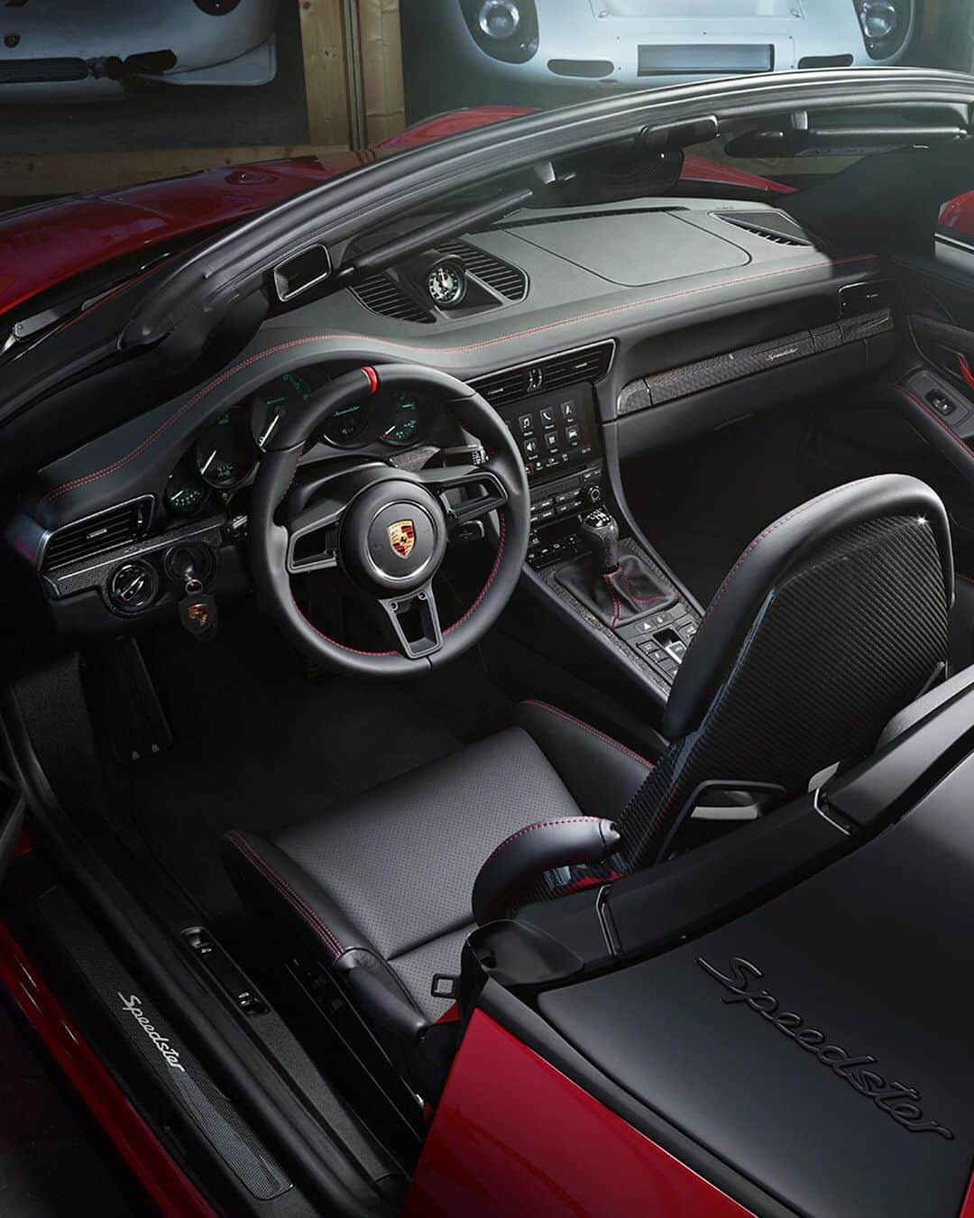 Porscheさんのインスタグラム写真 - (PorscheInstagram)「Minimalist. Puristic. Black. And with many elements made of leather. The sporty interior of the new 911 Speedster is devoted to driving. Take a closer look in this gallery. #911Speedster #Porsche #Tributetoadream _ Combined fuel consumption in accordance with EU 6: 911 Speedster: 13,8 l/100 km; CO2 emissions: 317 g/km」5月21日 22時47分 - porsche