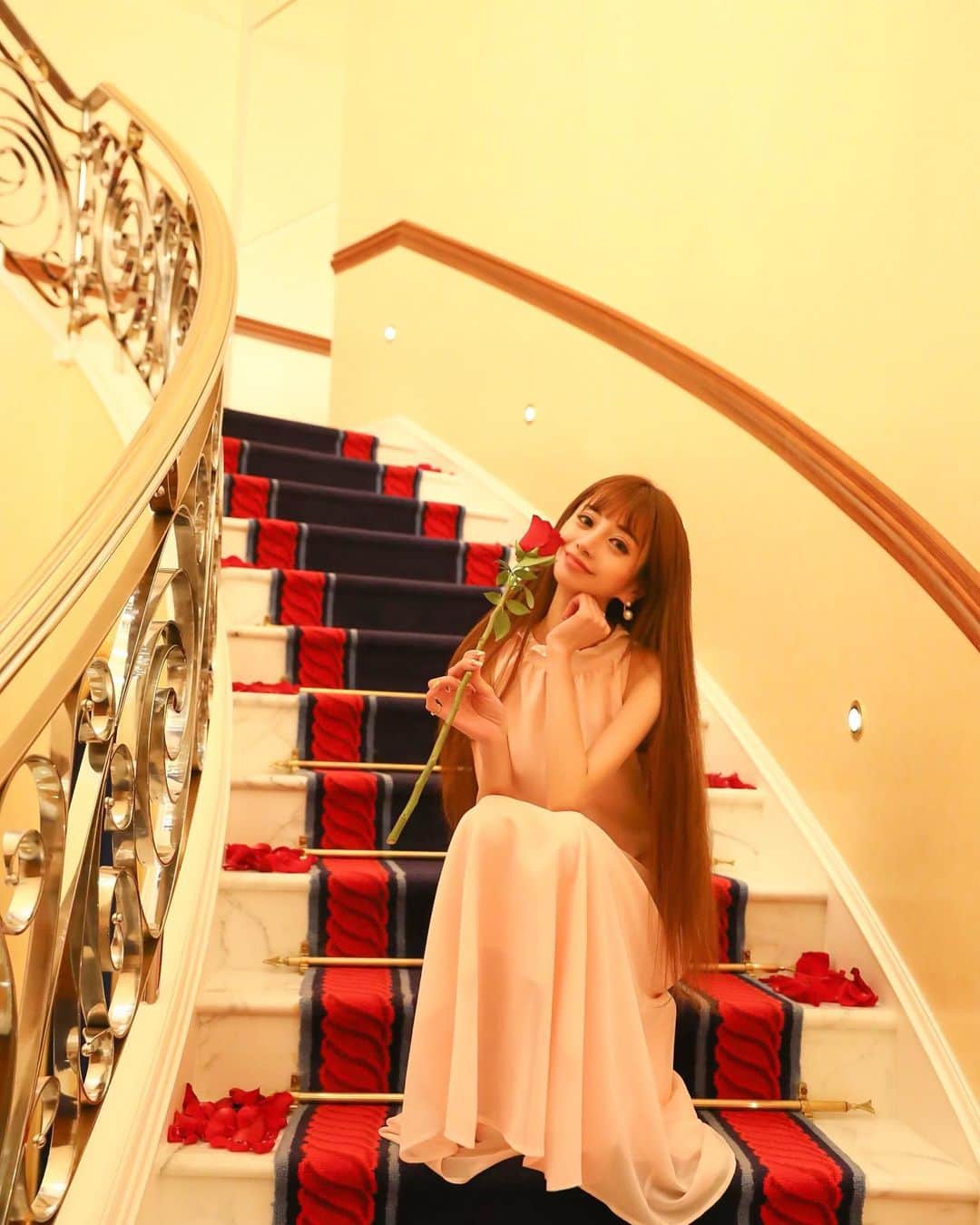 愛沢えみりさんのインスタグラム写真 - (愛沢えみりInstagram)「. お部屋は階段あるよ🏰お城みたい👸 薔薇🌹がたくさん階段にひいてあった可愛すぎる🌹♥️🌹 お風呂まで続いてたよ🌹♥️ . #BurjAlArab#dubai#Emiriawiz #ブルジュアルアラブ#ドバイ#エミリアウィズ」5月21日 22時39分 - emiri_aizawa