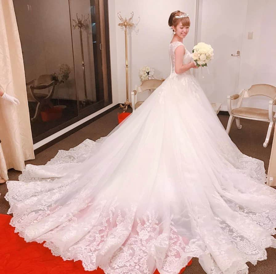 プレ花嫁の結婚式準備アプリ♡ -ウェディングニュースさんのインスタグラム写真 - (プレ花嫁の結婚式準備アプリ♡ -ウェディングニュースInstagram)「ディズニーがテーマのウェディングにぴったりなドレス5選💕photo9枚👗 * * こちらのお写真は #卒花嫁 @myucha_8 さんからリグラムさせていただきました🌟ありがとうございました😊✨ * * #フェアリーテイルウェディング をしたmyucha_8 さんの試着した #ディズニー がテーマのウェディングにぴったりな  #ドレス のご紹介です😊💓 * カバーはパープル×ピンクのフェミニンな #カラードレス 💜 * 女の子に人気の可愛い色味に小花があしらわれたビスチェ＆ショルダー🌼💕スカート全体はキラキラしていてどこに注目しても可愛い😍が詰まったドレスなんです✨♩ * #ラプンツェル をイメージする色味やデザインなので、ディズニーファンの花嫁さんにはぴったりですよね☺️💕 * * 他のドレスもとても素敵なのでぜひスワイプ👉🏻してみてくださいね✨ * * * ＼📷投稿お待ちしています／ * 花嫁はもちろん、業者さんも大歓迎✨ アナタのお写真をご紹介してもOKという方は、ぜひ #ウェディングニュース にお写真を投稿してください💕 * * ⬇︎関連アカウント⬇︎ * * 💒式場検索 【 @weddingnews_concierge 】 👰マイレポ花嫁 【 @weddingnews_brides 】 * * その他、編集部からの連絡専用 @weddingnews_contact や、スタッフ個人の連絡用として @WN_xxxx（xxxは個人名）があります💕 * * ………………………………………… ❤️WeddingNewsとは？ * * 花嫁のリアルな”声”から生まれた 花嫁支持率No1✨スマホアプリです📱💕 * * 🌸知りたい… #結婚式準備 に役立つ記事を毎日150件配信中♩ * 🌸見たい… インスタの #ウェディング 系投稿TOP100が毎日チェックできる＊IG画像の複数ワード検索も可♩ * 🌸叶えたい… #結婚式 関連の予約サイトが大集合♩ * 🌸伝えたい… 自分の結婚式レポ『マイレポ』が簡単に作れる♩先輩花嫁のレポが読める♩ * * @weddingnews_editor のURLからDLしてね✨ * * * * * * #プレ花嫁 #結婚  #花嫁  #ウエディング #2020春婚 #ウェディングドレス #ドレス迷子 #ドレス選び #ドレス試着 #ドレス試着レポ #ディズニープリンセス #プリンセスライン #2019秋婚 #ウェディングウェディング #日本中のプレ花嫁さんと繋がりたい #披露宴 #お色直し #2019冬婚 #プロポーズ」5月21日 22時41分 - weddingnews_editor