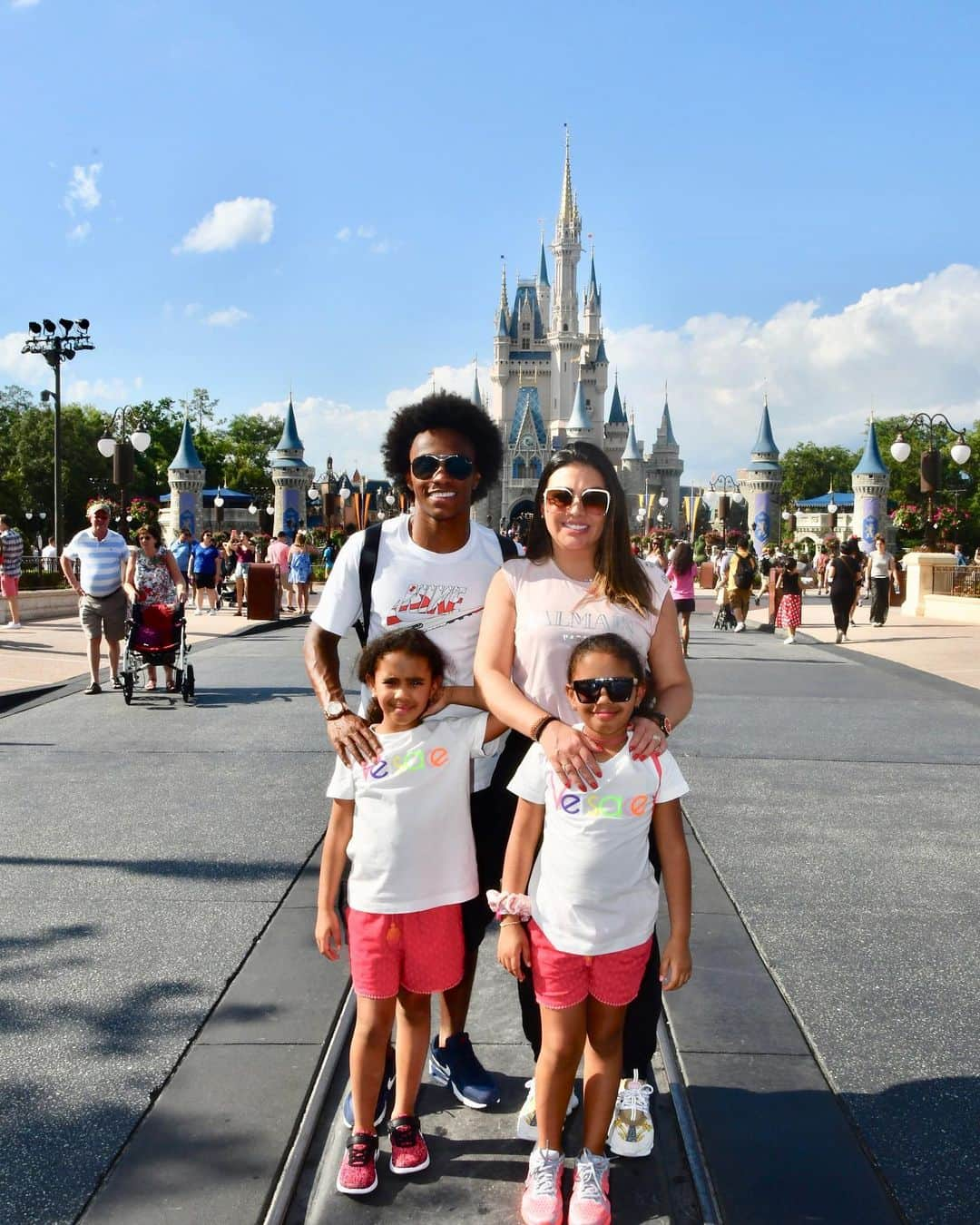 ウィリアンさんのインスタグラム写真 - (ウィリアンInstagram)「Enjoying the parks with the best tour guides from @MimoTrips is the way to beat the time and optimize the your experience in the Orlando themed-parks. Thank you for everything!」5月21日 22時42分 - willianborges88